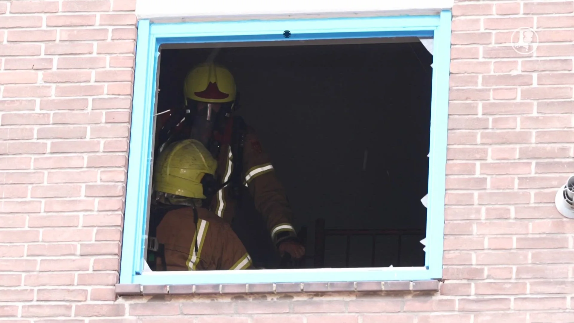 Brandweer moet mensen redden uit brandende portiekflat Vlaardingen