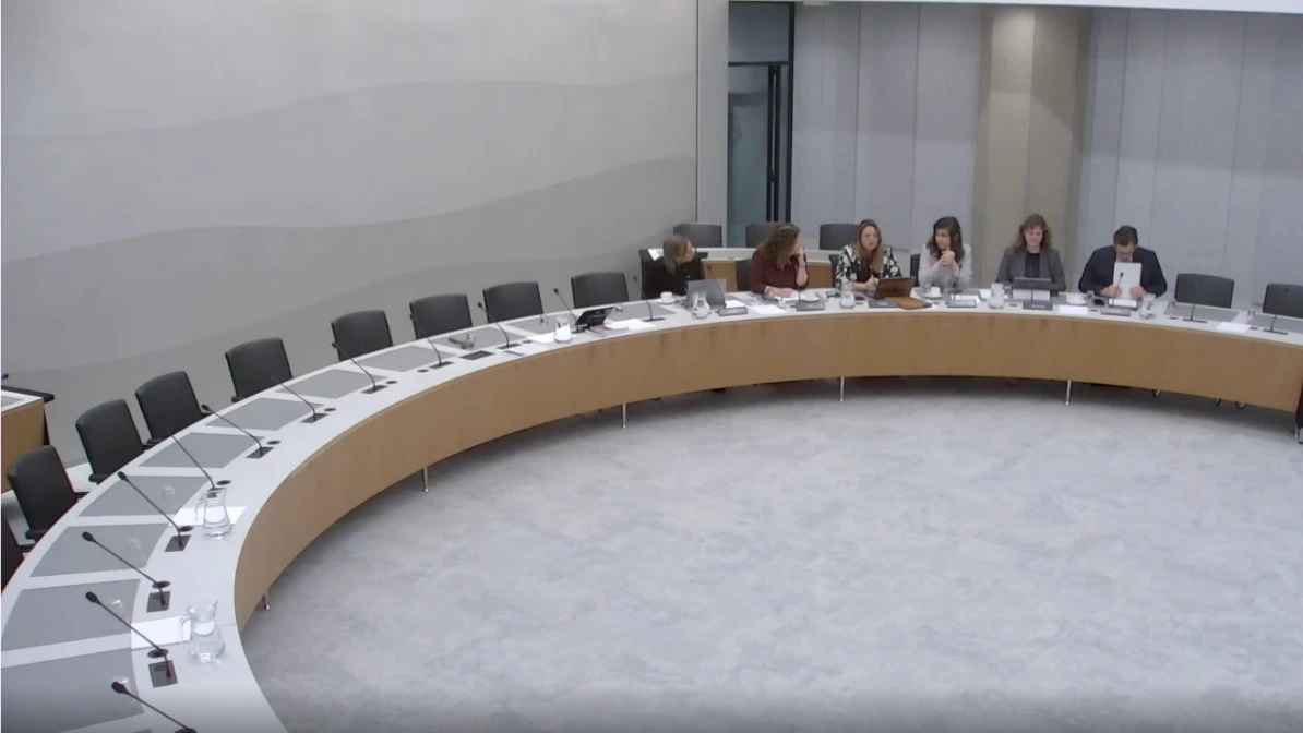 Oppositie protesteert tegen geschrapt mestdebat en wordt uit zaal gezet