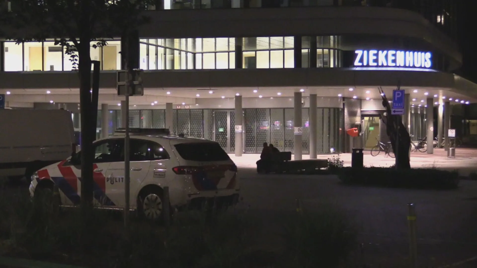 Verwarde vrouw steekt beveiliger ziekenhuis Enschede in zijn been