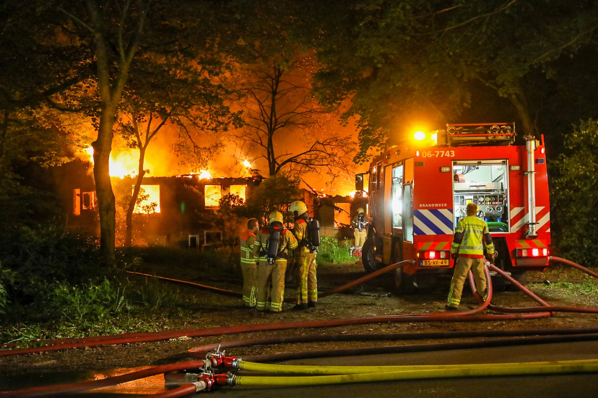 Vlammen schieten meters uit leegstaande woning in Beekbergen