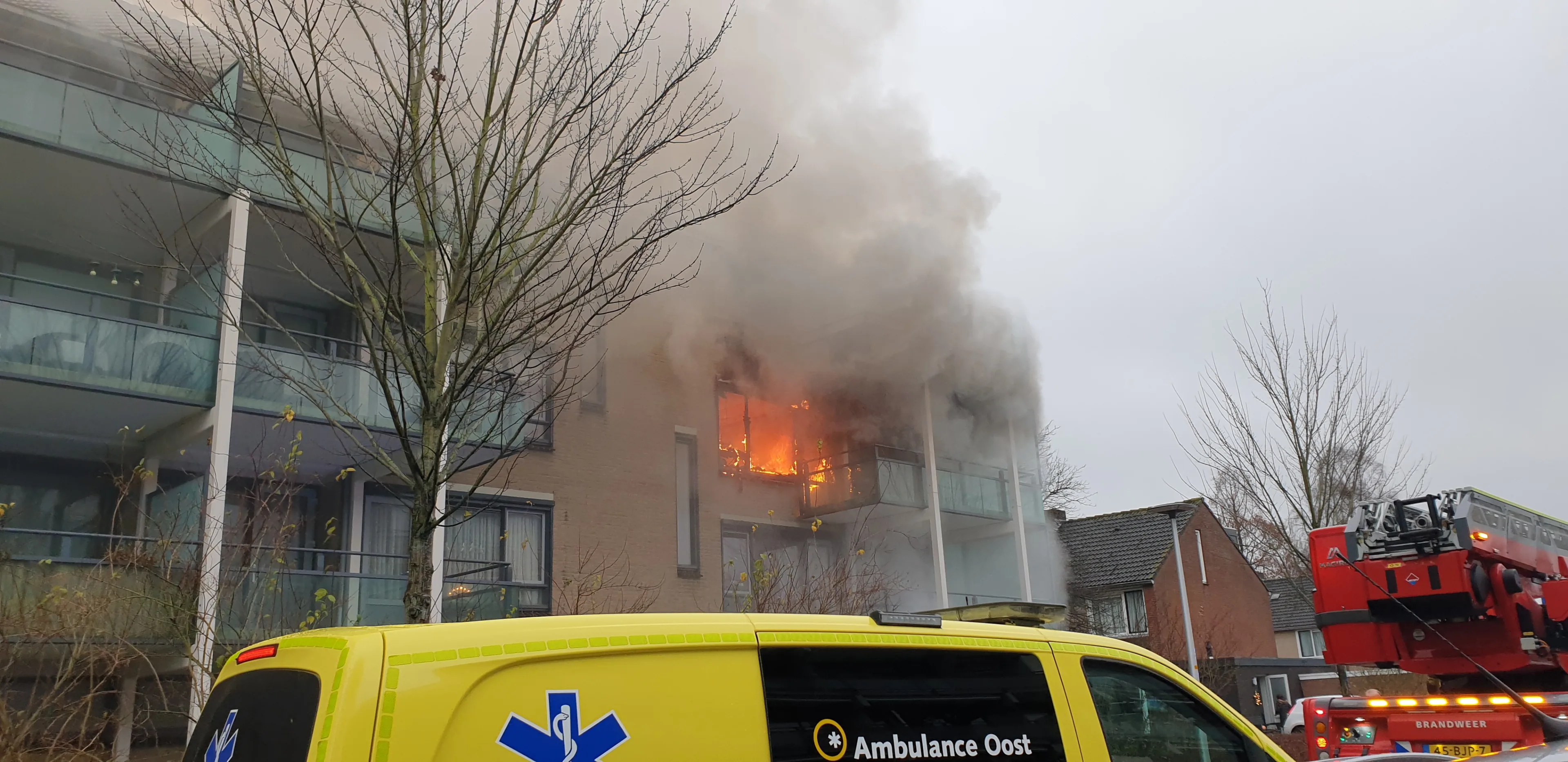 Twee personen gewond bij uitslaande woningbrand in Hengelo