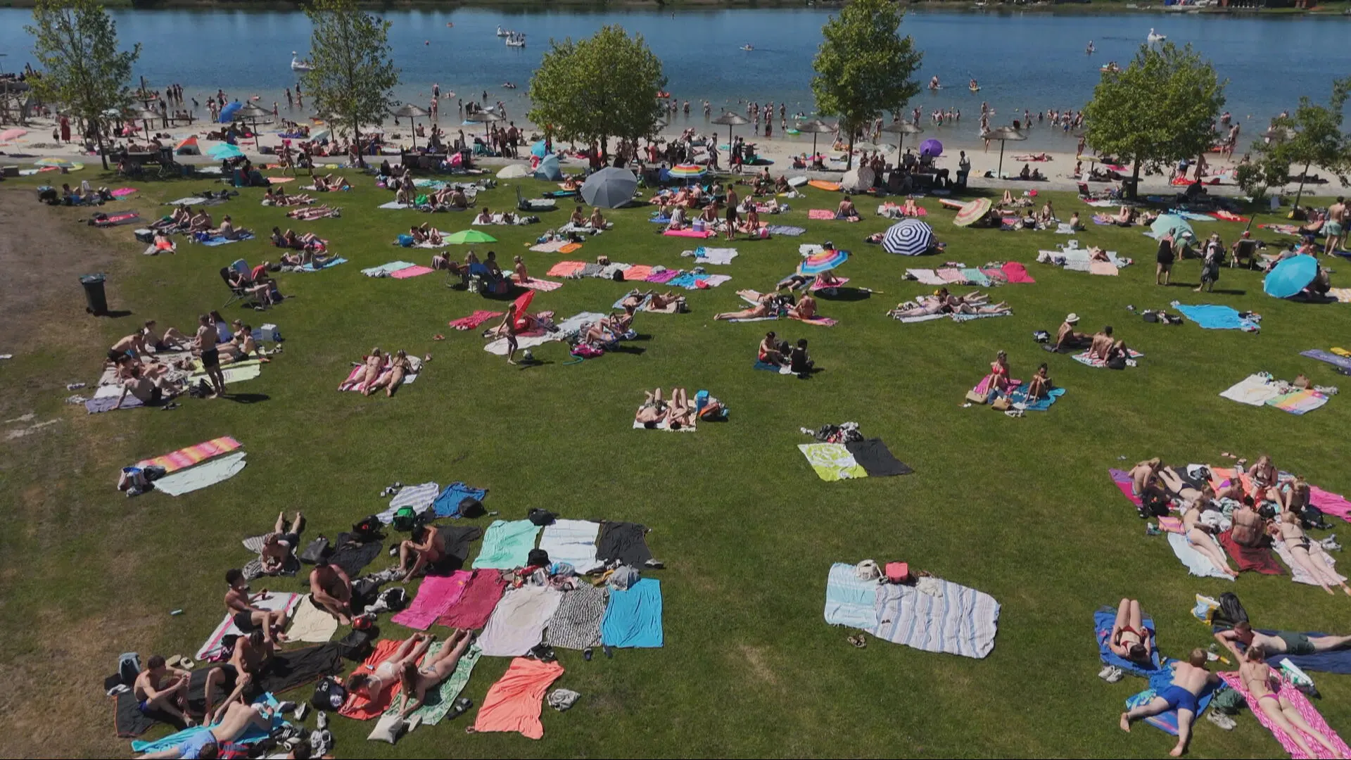 Topdrukte op stranden en aan plassen, lange rijen voor parkeerplek