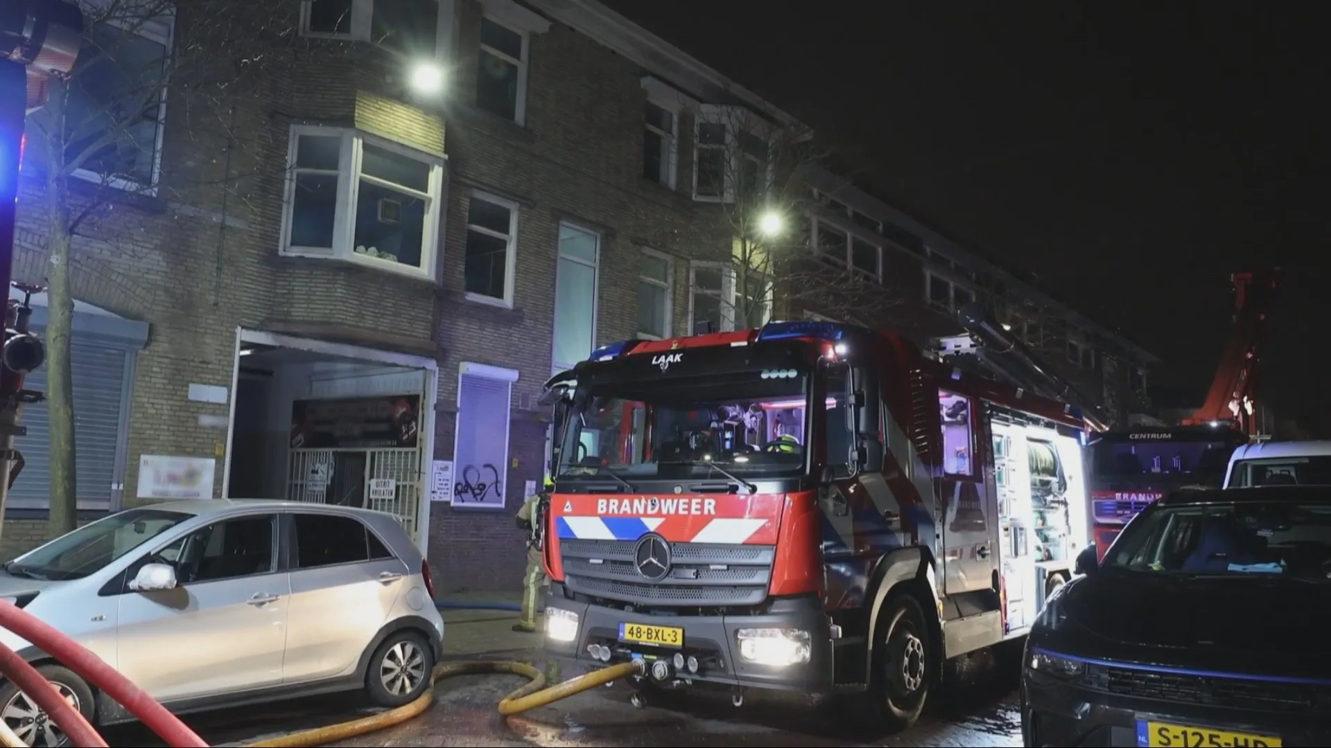 Tiental woningen ontruimd door brand in opslagloods in Den Haag