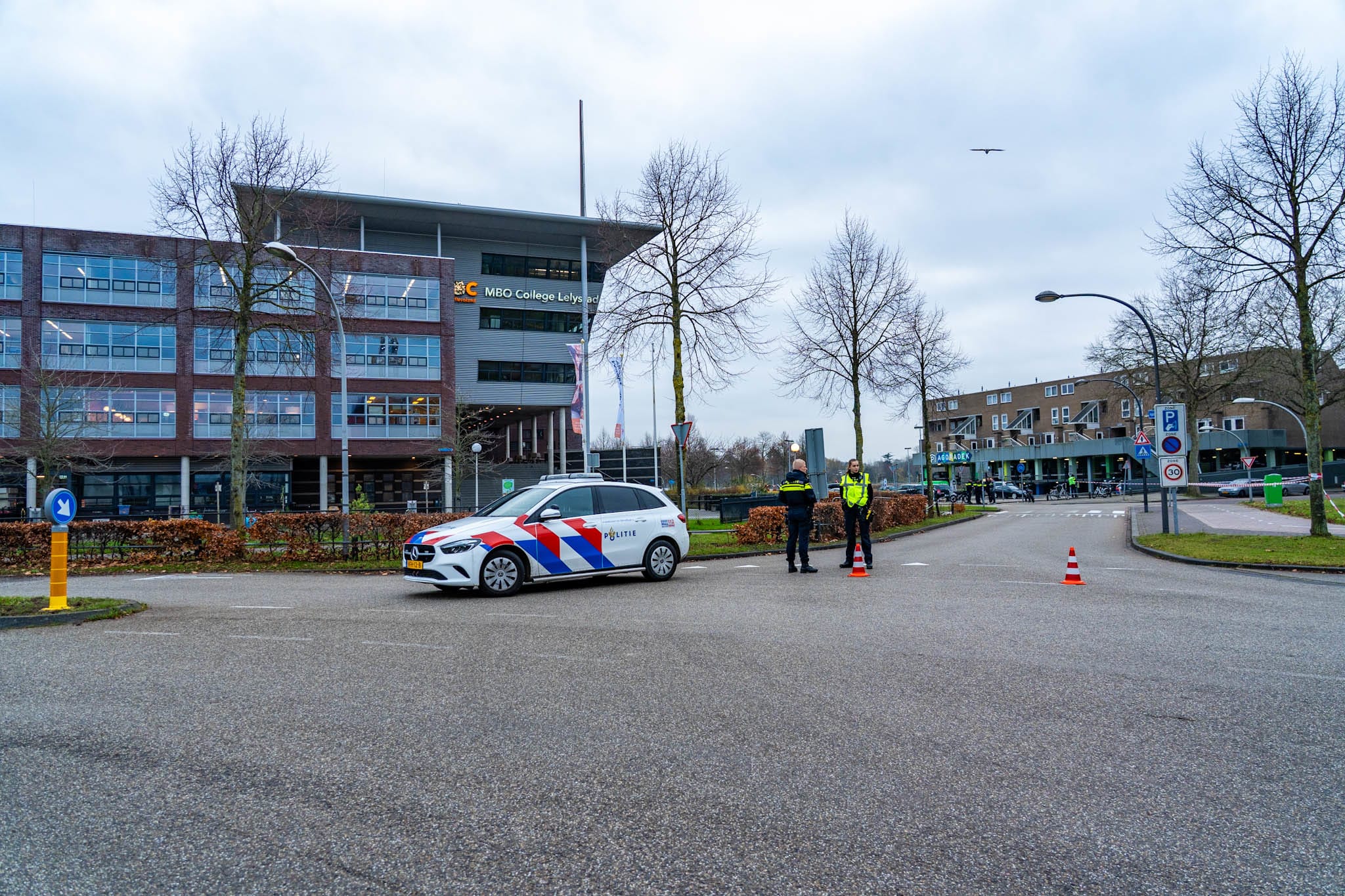 ROC in Lelystad ontruimd om verdachte situatie, politie zet omgeving af