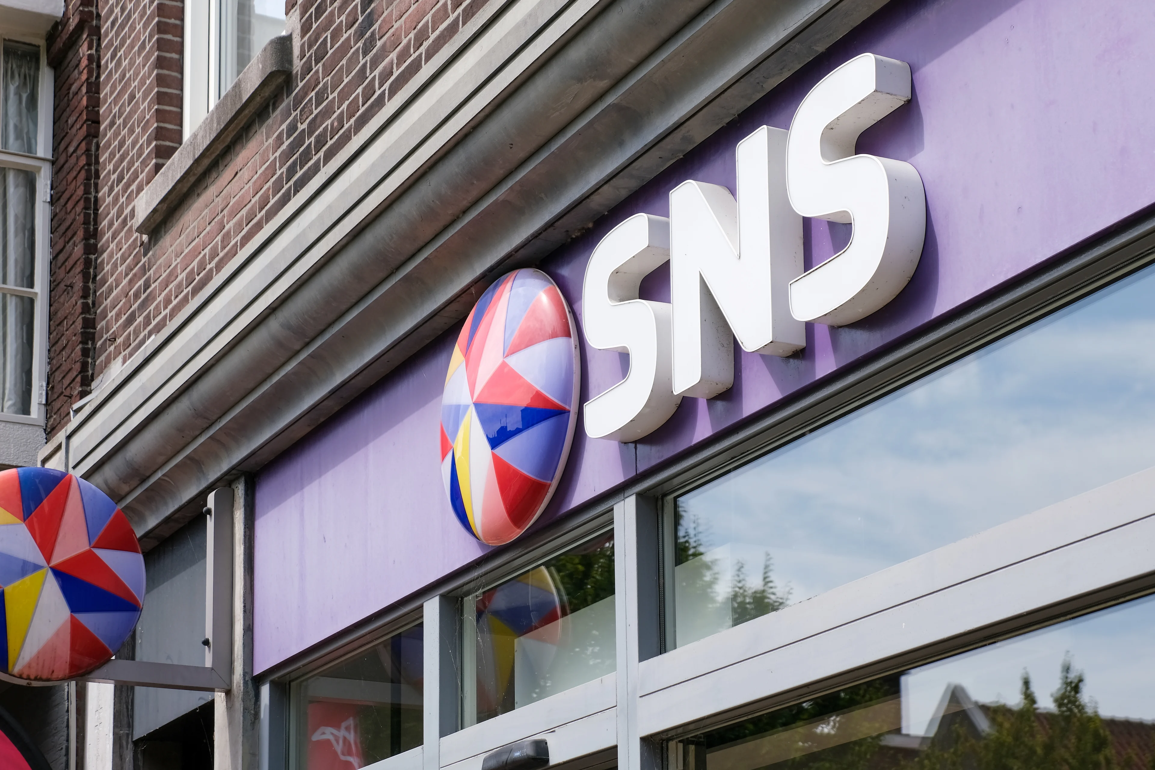 SNS en Regiobank verdwijnen, honderden filialen sluiten