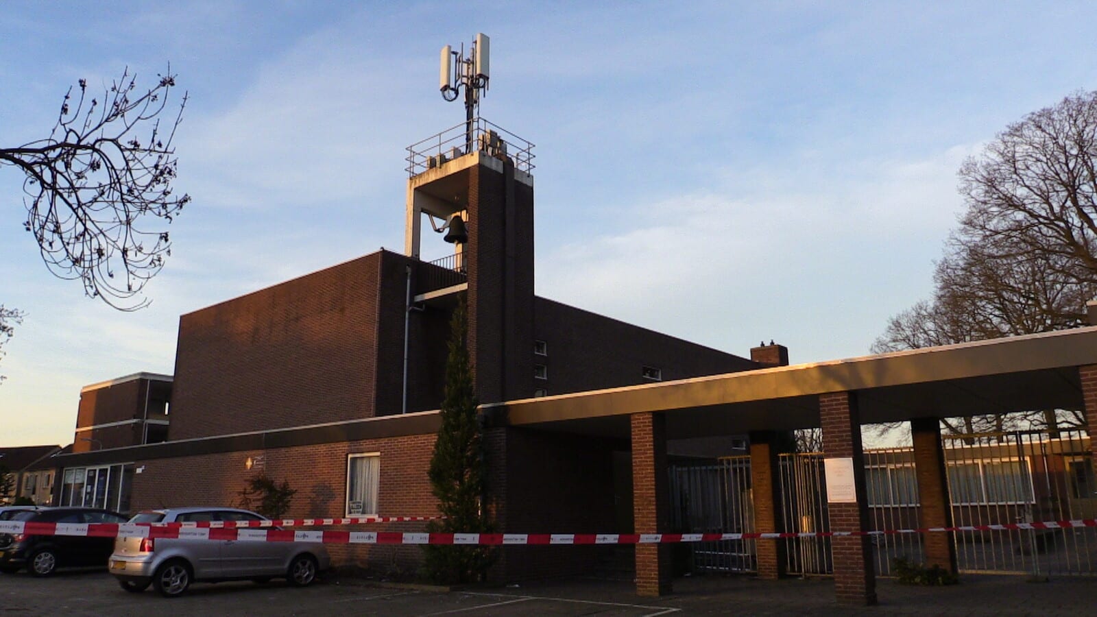 Zendmast in brand gestoken in Enschede