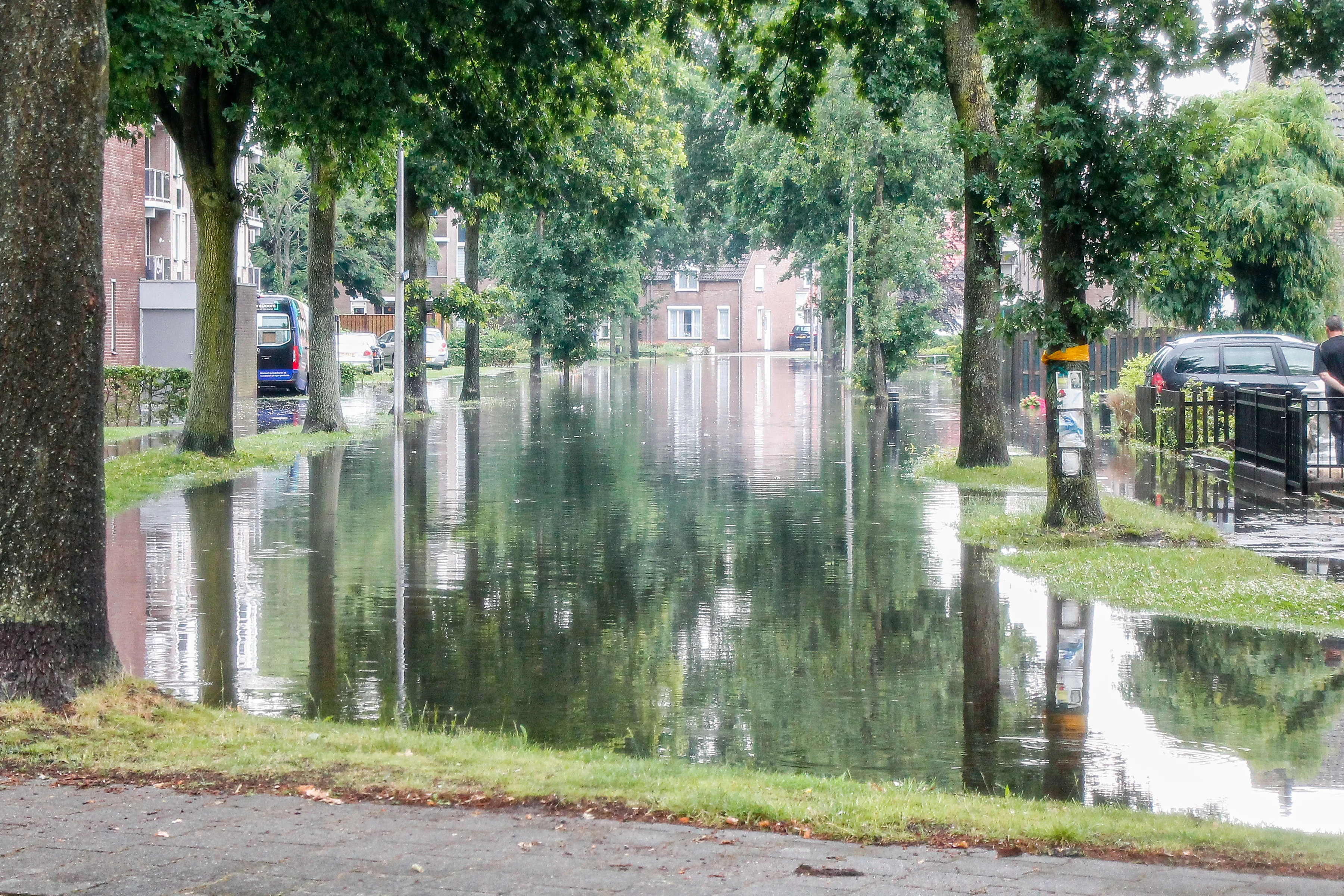 Forse regenbuien zorgen voor wateroverlast: ondergelopen straten in Weert