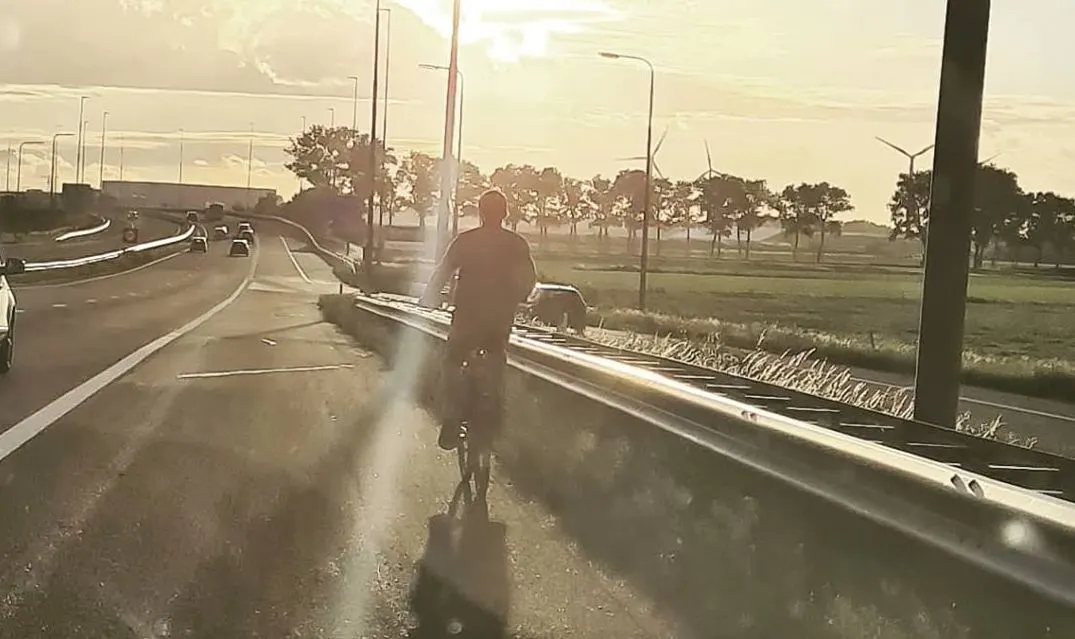 Verdwaalde man fietst over snelweg van Vlijmen naar Waalwijk