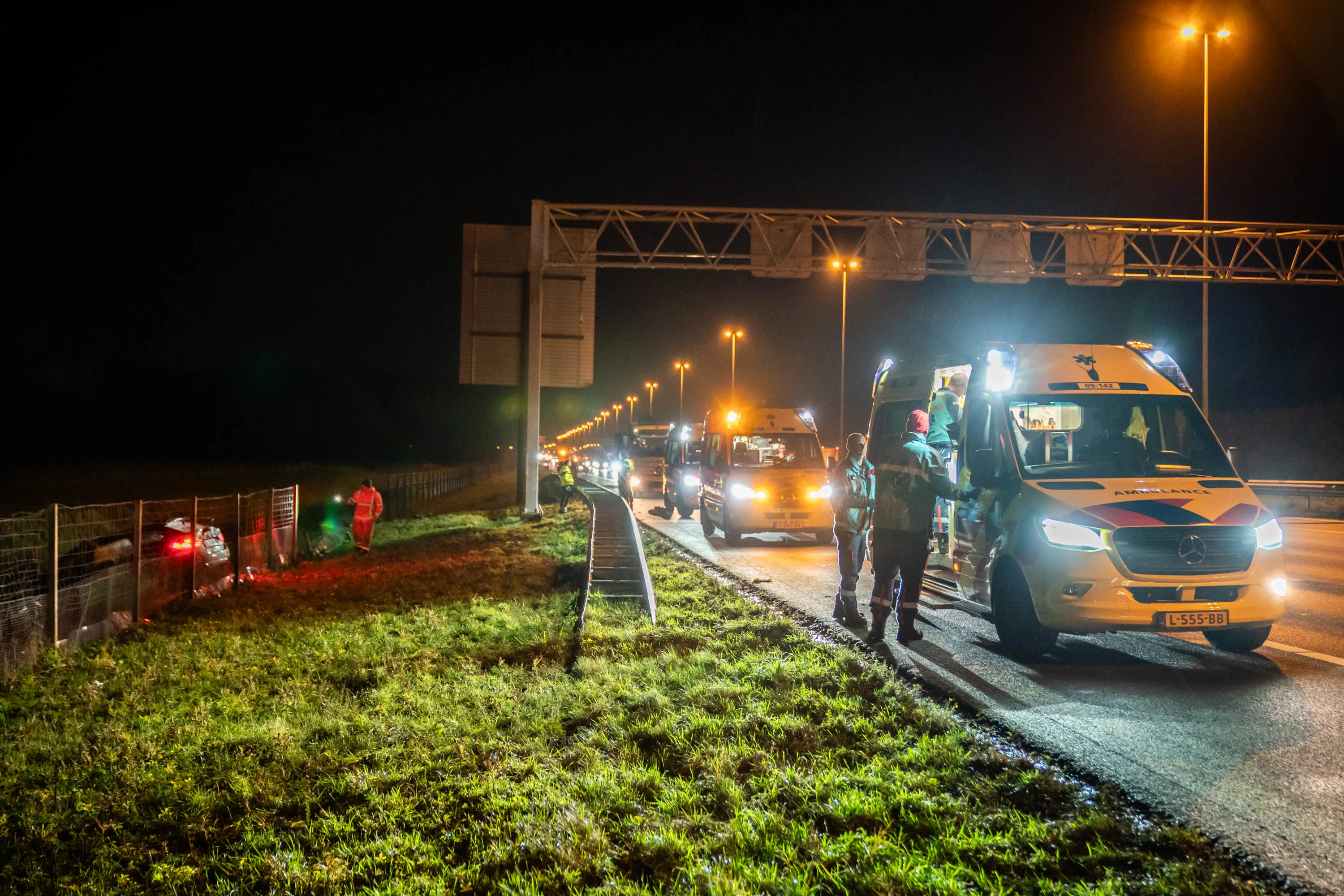 Auto slaat over de kop op A12: vier gewonden, inzittende mogelijk uit voertuig geslingerd