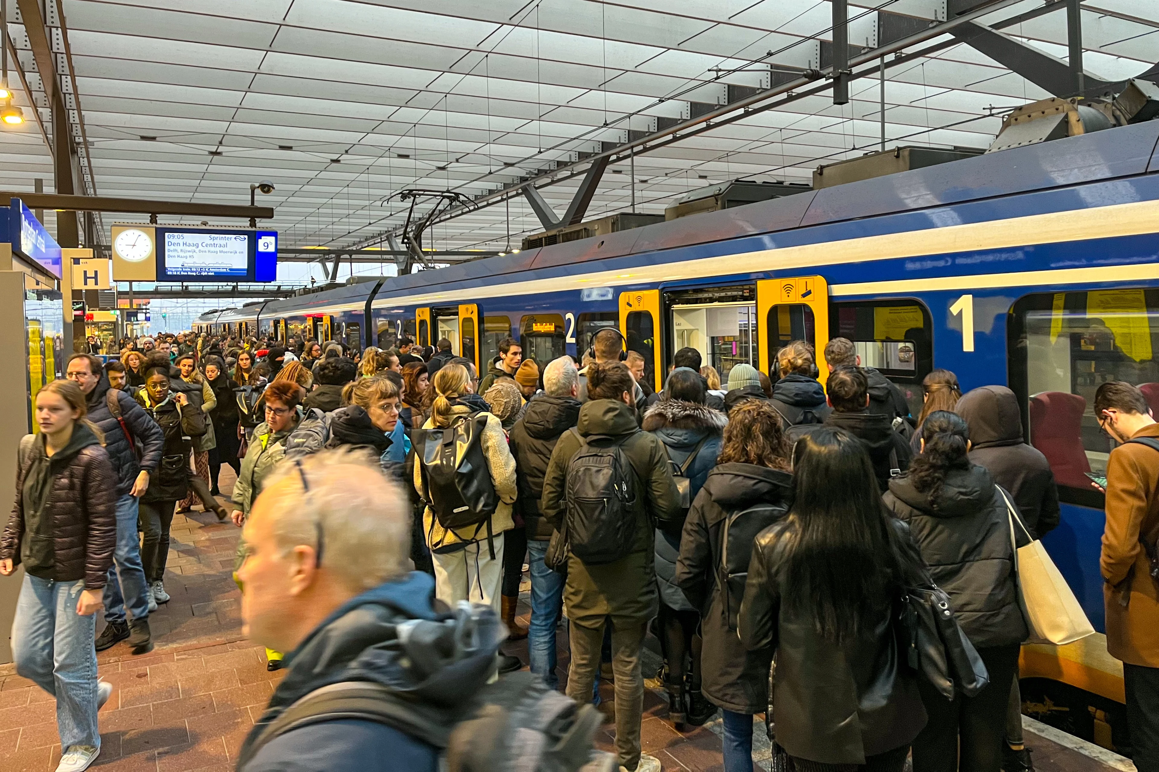 ProRail kan geen personeel vinden voor herstel defect, dus treinen tussen Rotterdam en Delft rijden niet