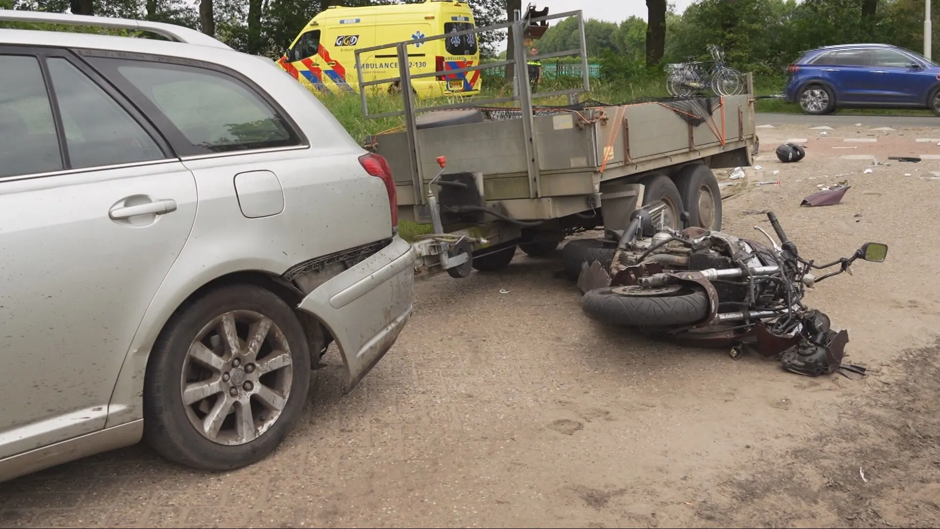 Motorrijders raken gewond na onhandige inhaalactie in Lierop
