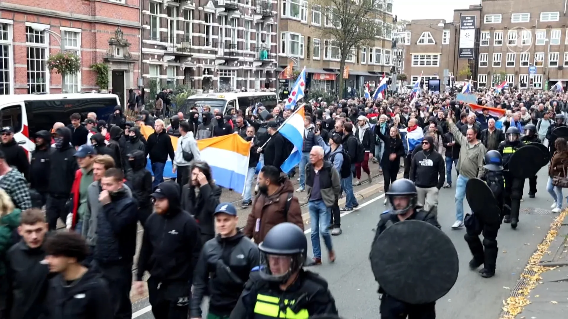 Anti-immigratiedemonstranten lopen mars in Amsterdam