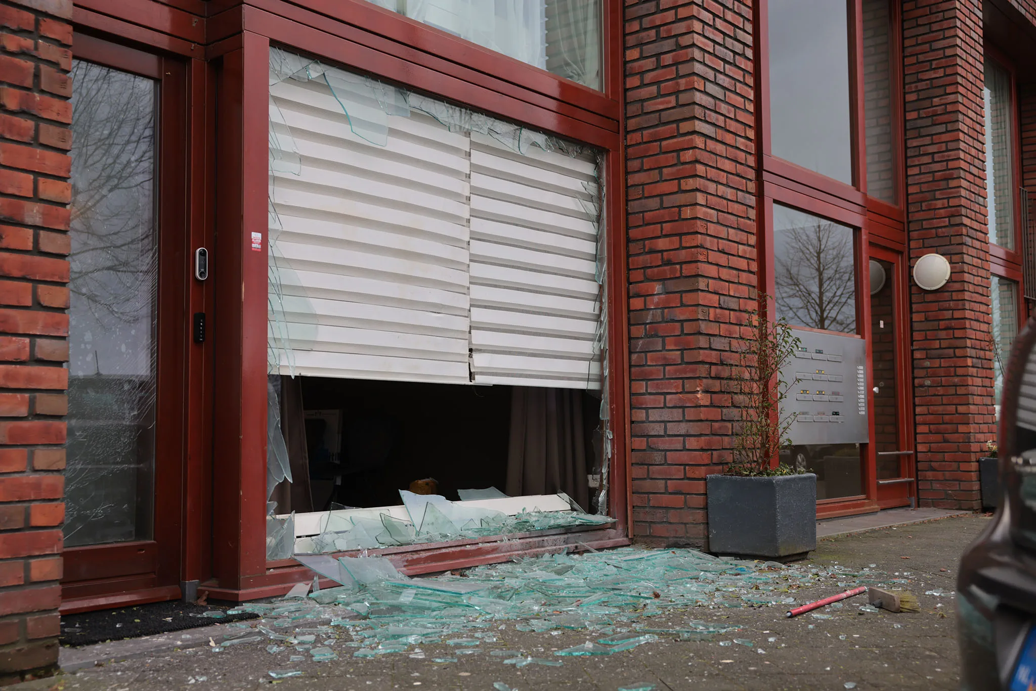 Woning en drie auto's beschadigd bij explosie in Utrecht