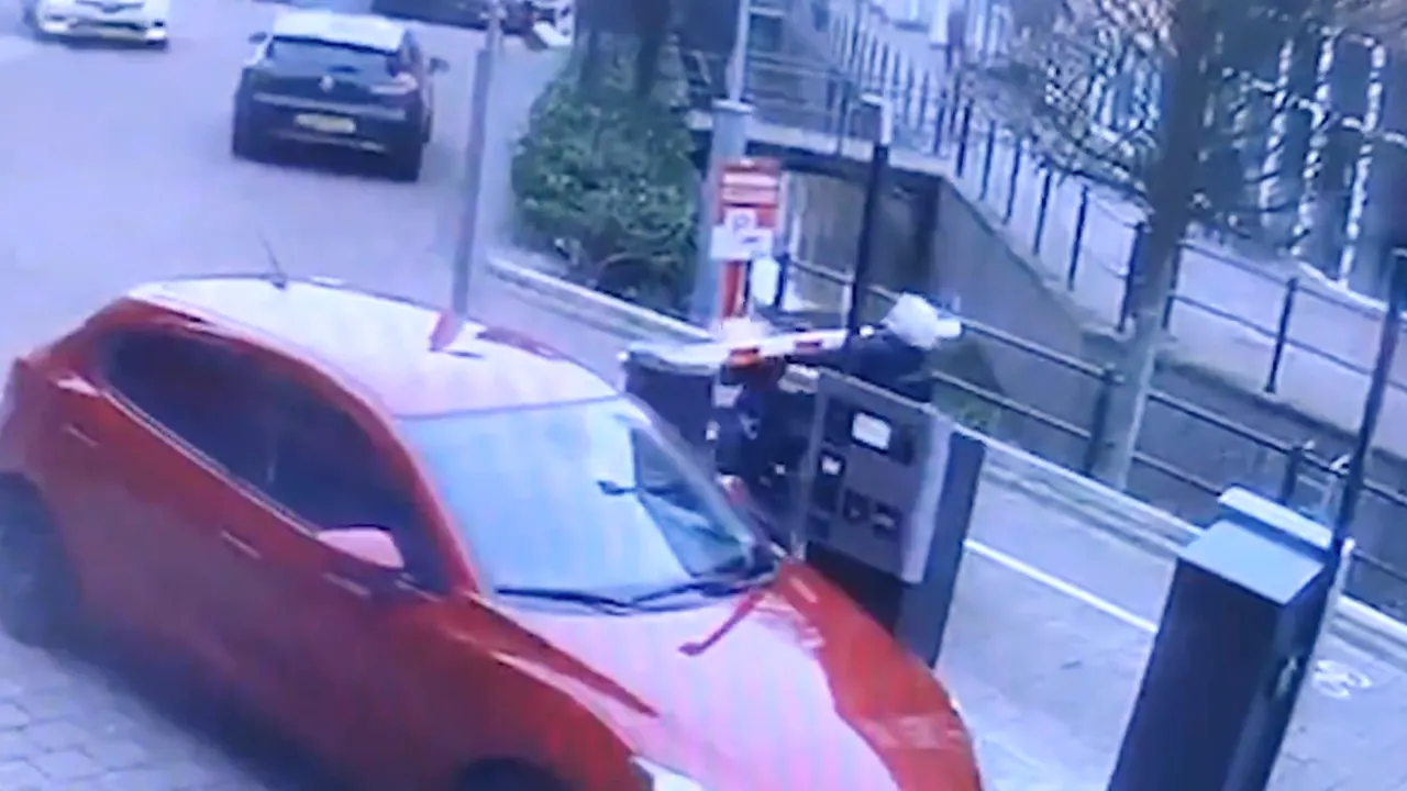 Bizarre beelden: vrouw in scootmobiel knalt op slagboom en rijdt door