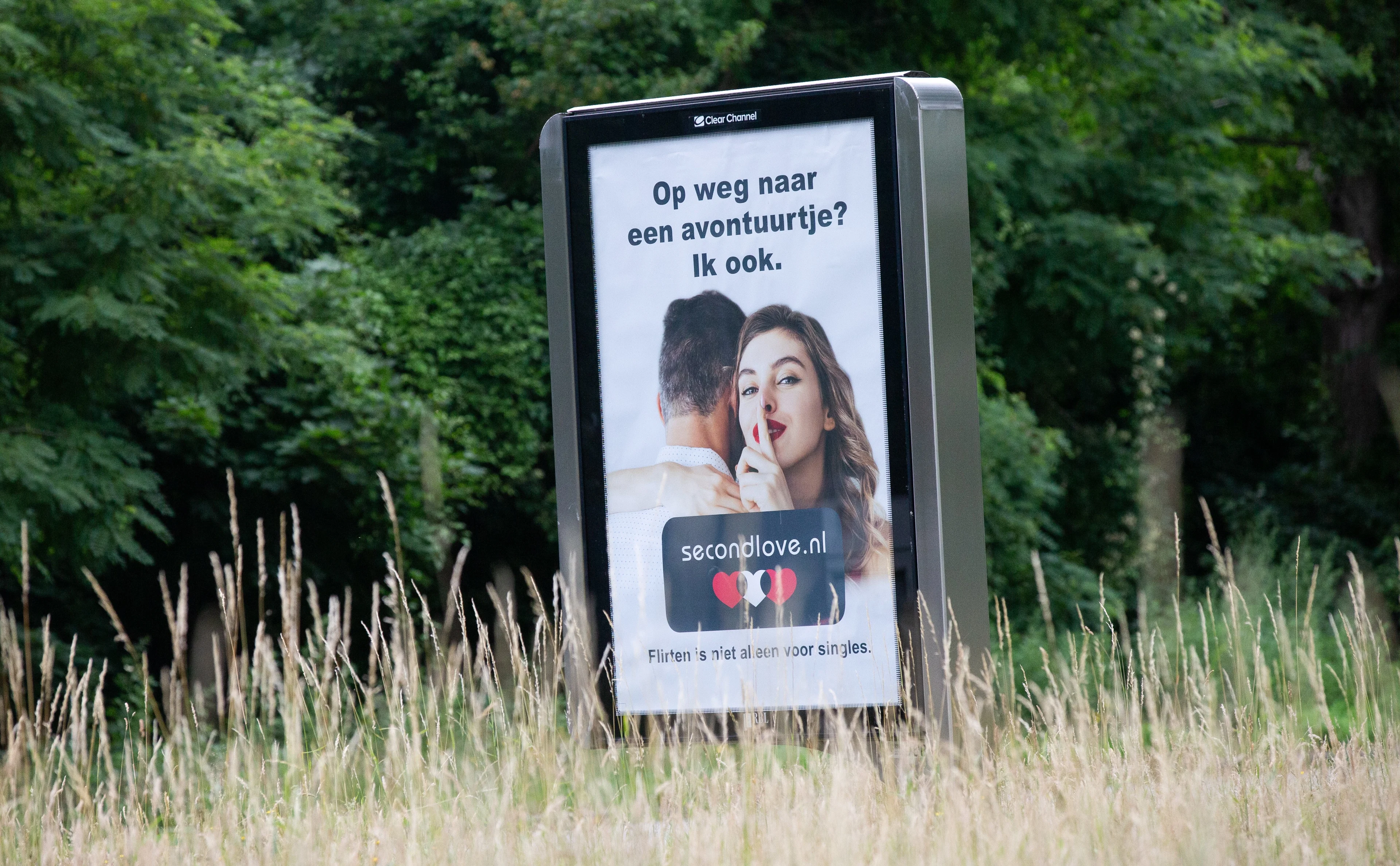 Vreemdgaan-posters in Monster overgeplakt met stickers: 'Werk aan je huwelijk!'