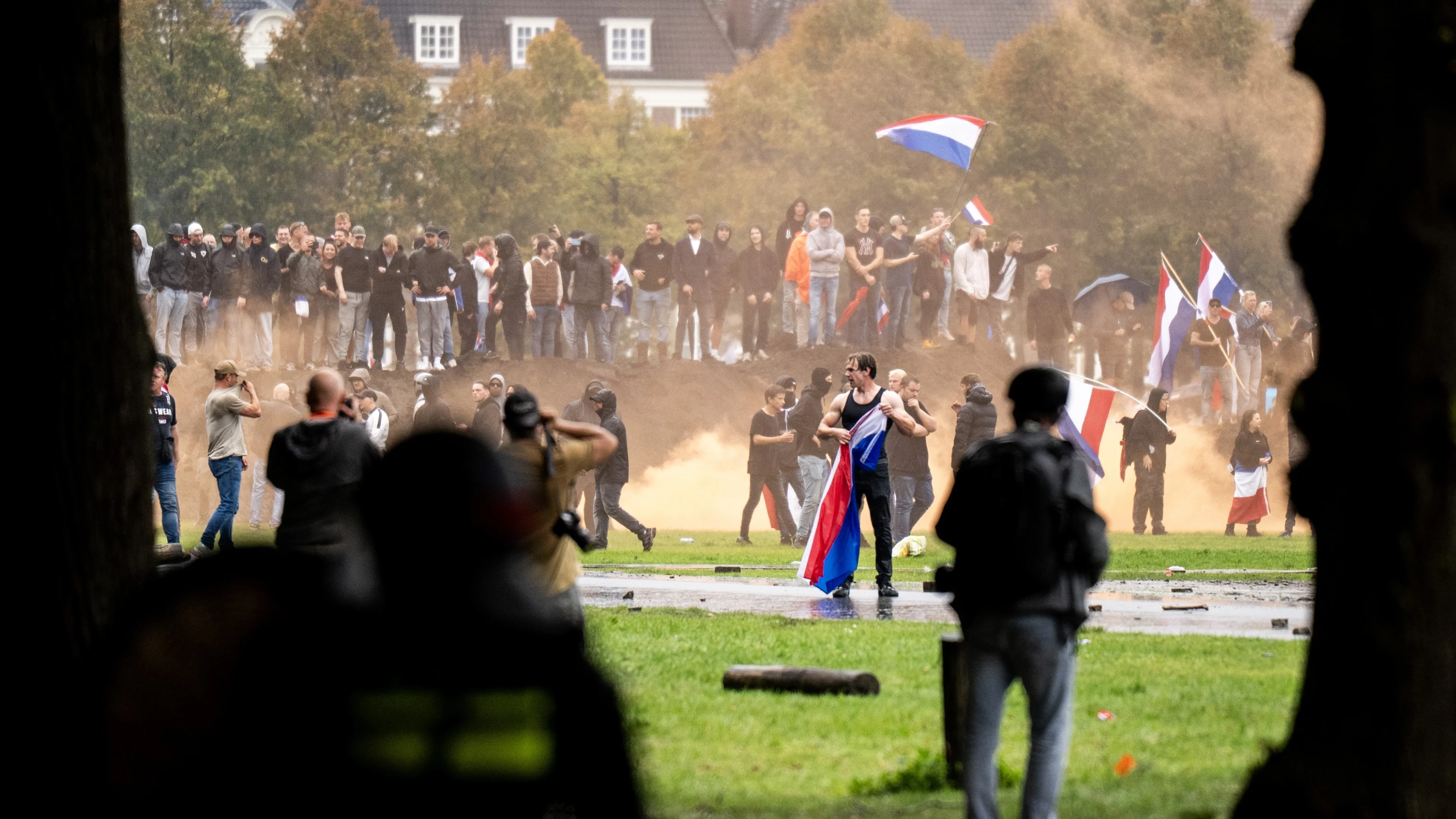 Eerste verdachte meldt zich na herkenbare beelden rellen Malieveld 