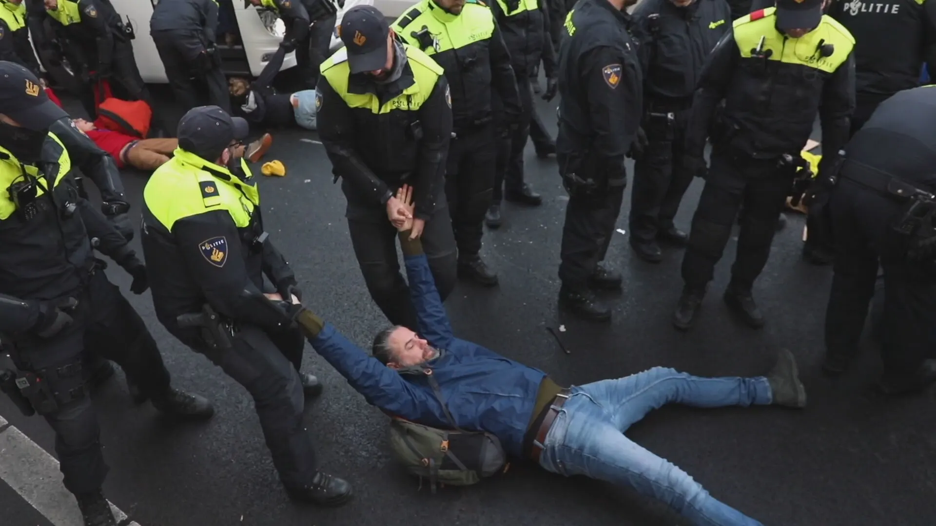 Politie houdt 150 klimaatactivisten aan die snelweg bij Den Haag blokkeren