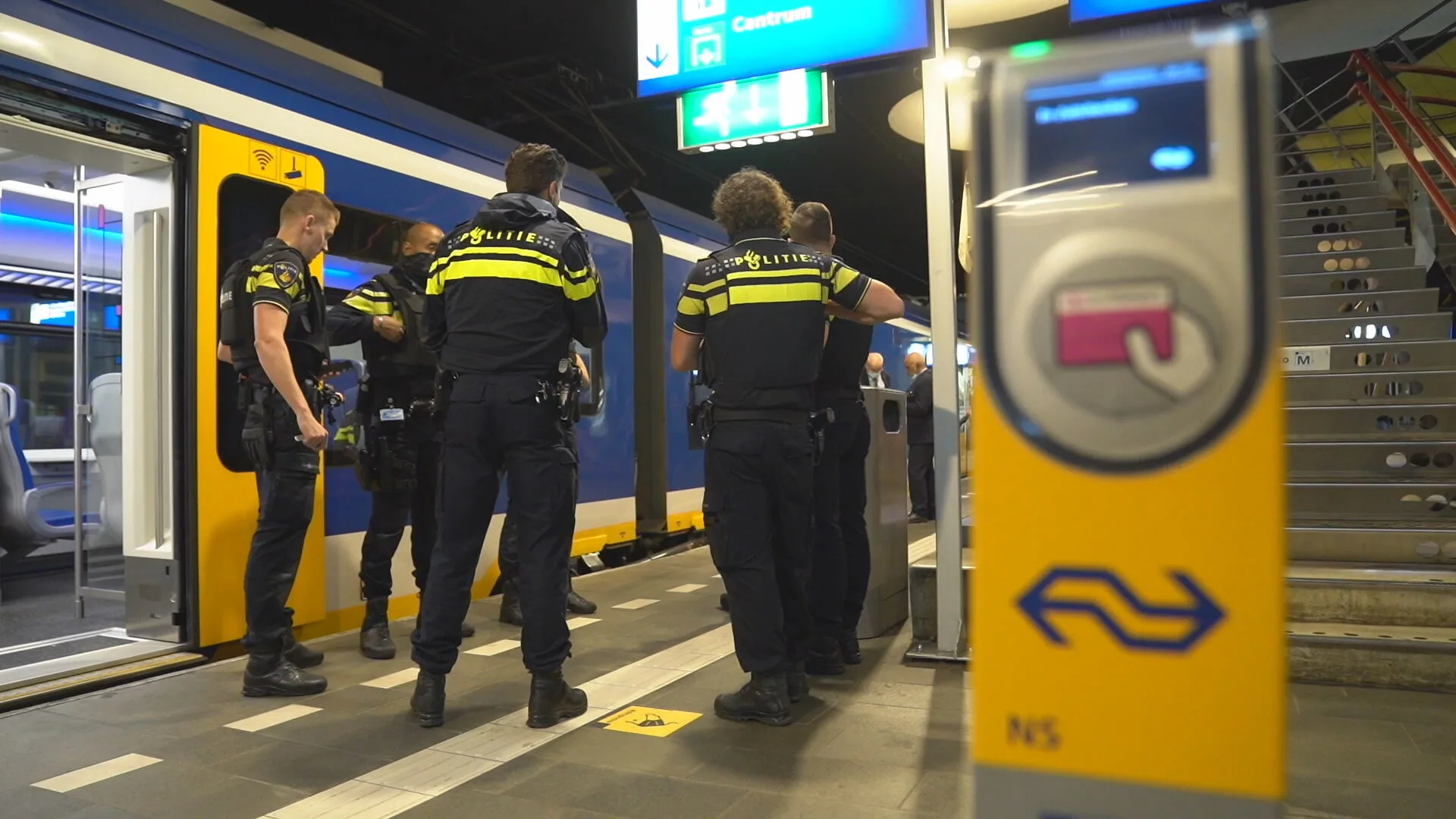 Man in trein bij station Rotterdam Blaak in gezicht gestoken