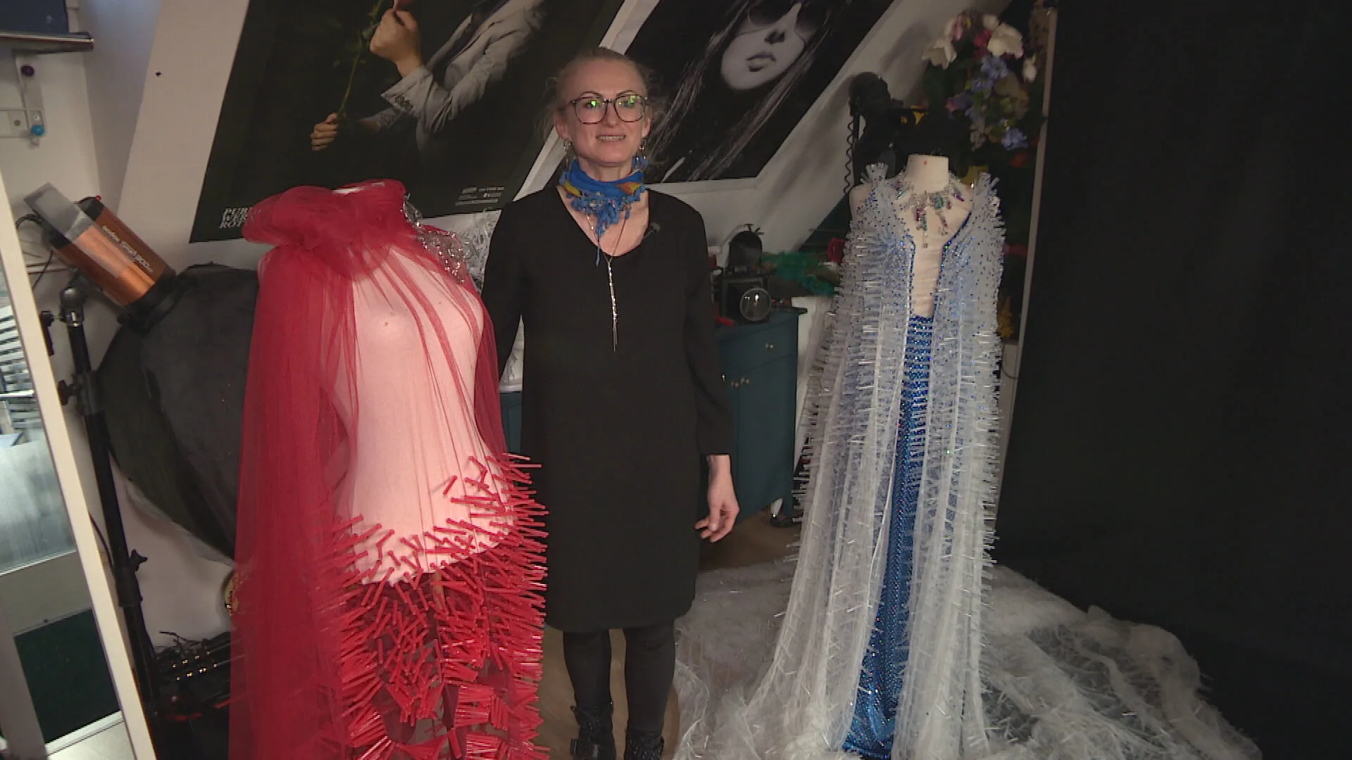 Jurk van vaccinatiedopjes: GGD-medewerkster Violetta maakt mode van corona-afval