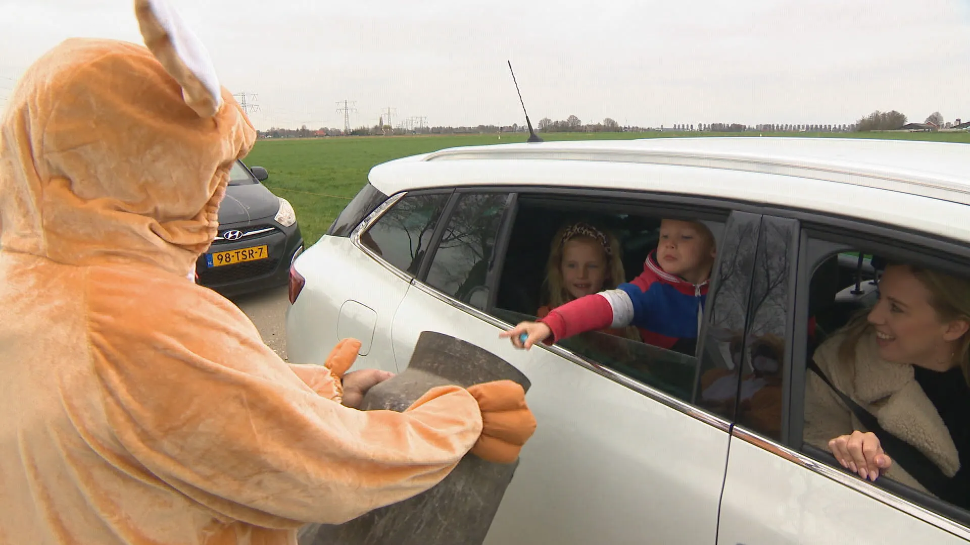 Lammetjes kijken en paaseieren zoeken vanuit de auto tijdens Paas drive-thru
