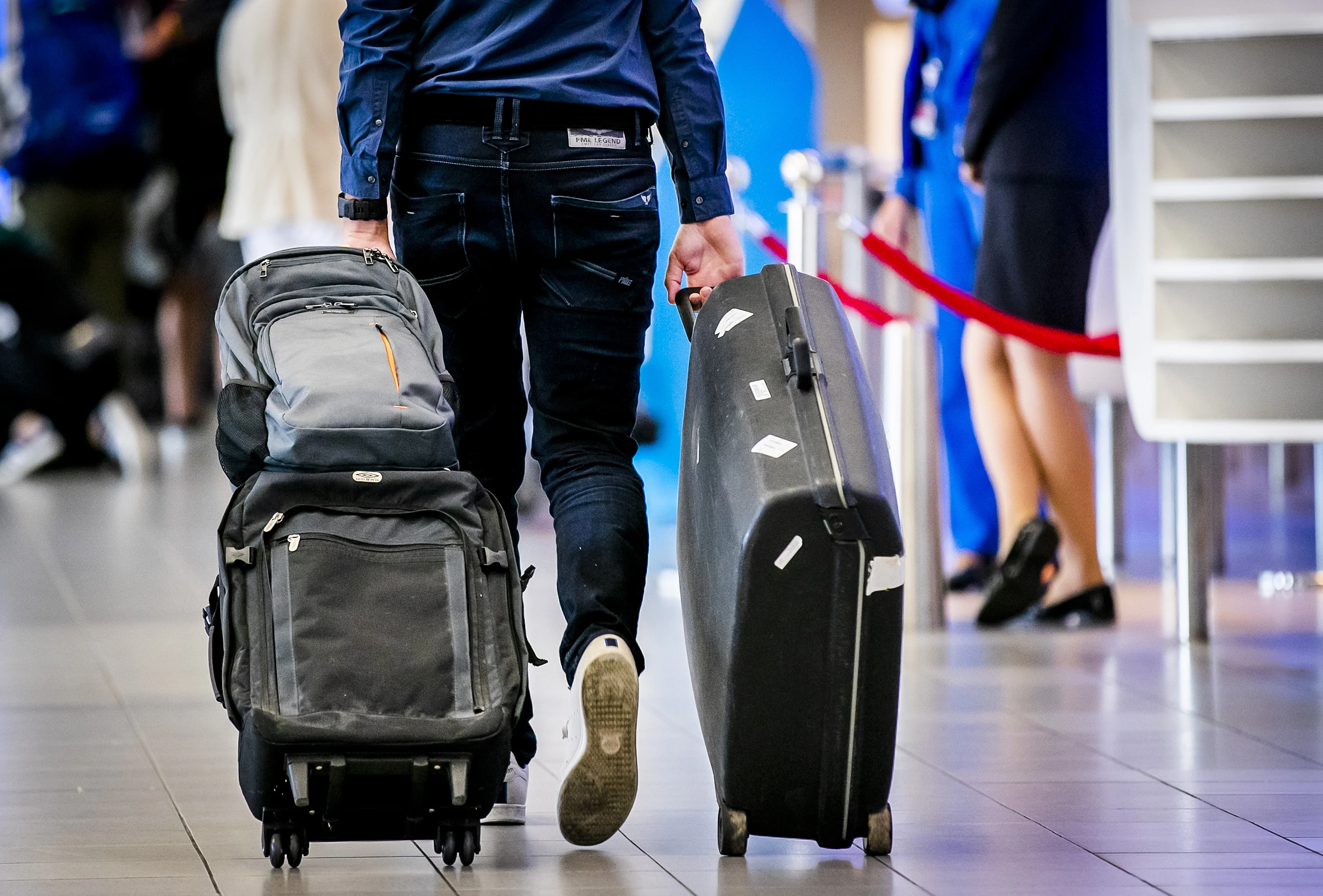 Ryanair-medewerkers krijgen bonus als ze passagiers met te zware koffer erbij lappen