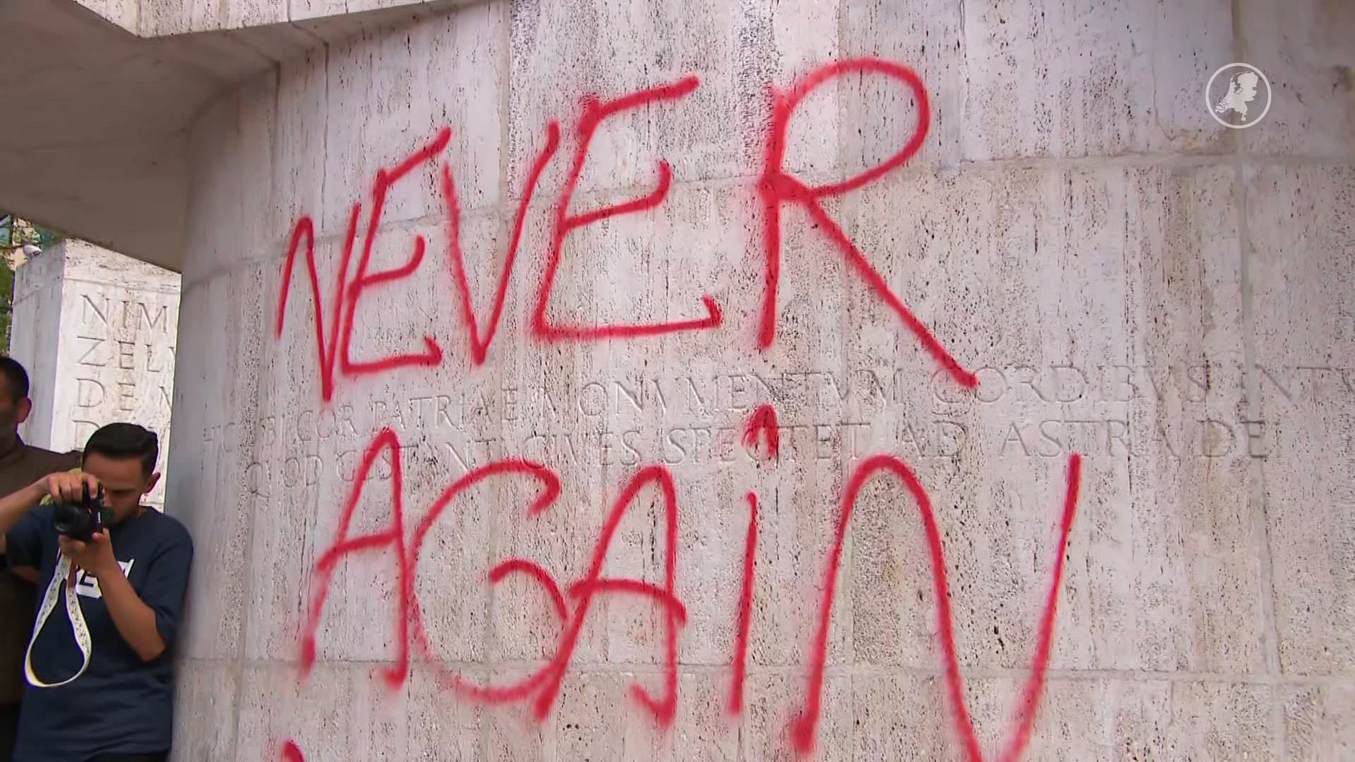 Demonstrant spuit pro-Palestijnse leus op Nationaal Monument