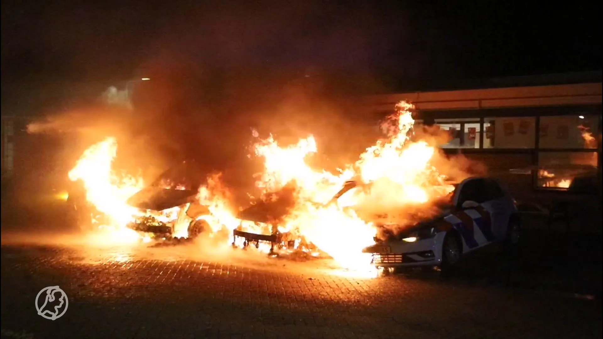 Politieauto's gaan in vlammen op bij politiebureau in Tiel, mogelijk door brandstichting