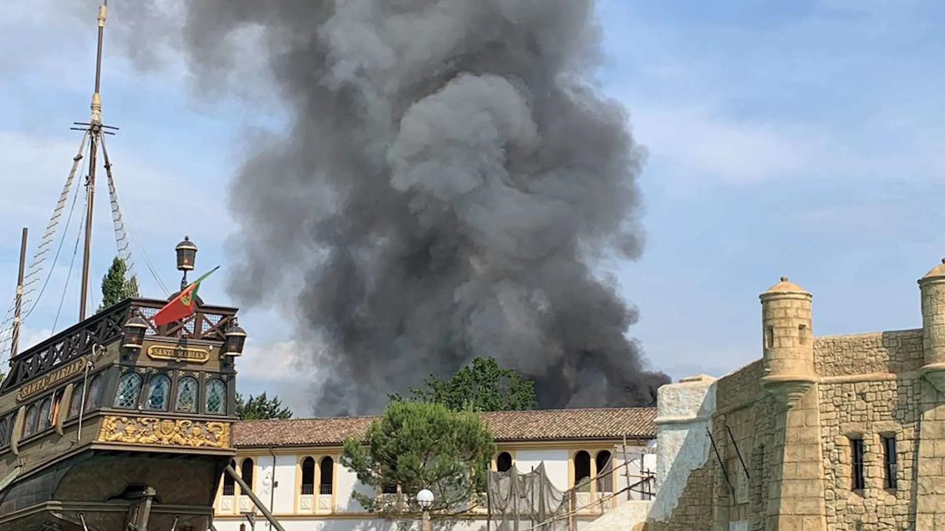 Enorme brand in pretpark Europa-park, mogelijk attractie in vlammen