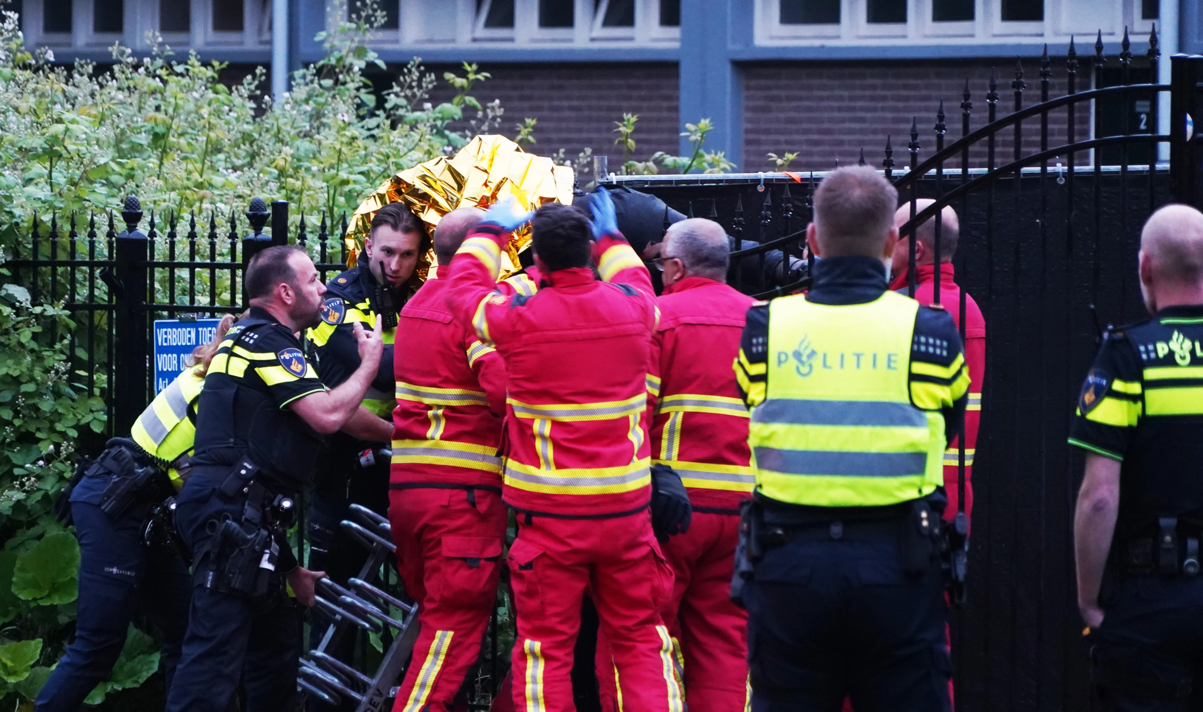 Man gespietst op hekwerk in Groningen: 'Pin boorde in zijn lichaam'