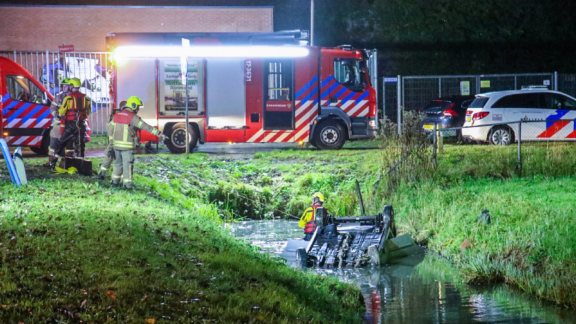Auto belandt in water Barendrecht: hulp komt te laat voor kind (10) in wagen