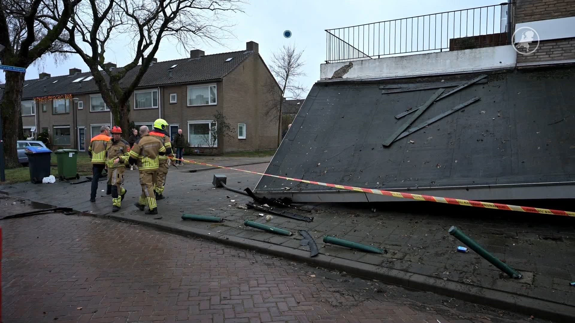 Deel van huis ingestort, automobilist rijdt van alles omver op stoep
