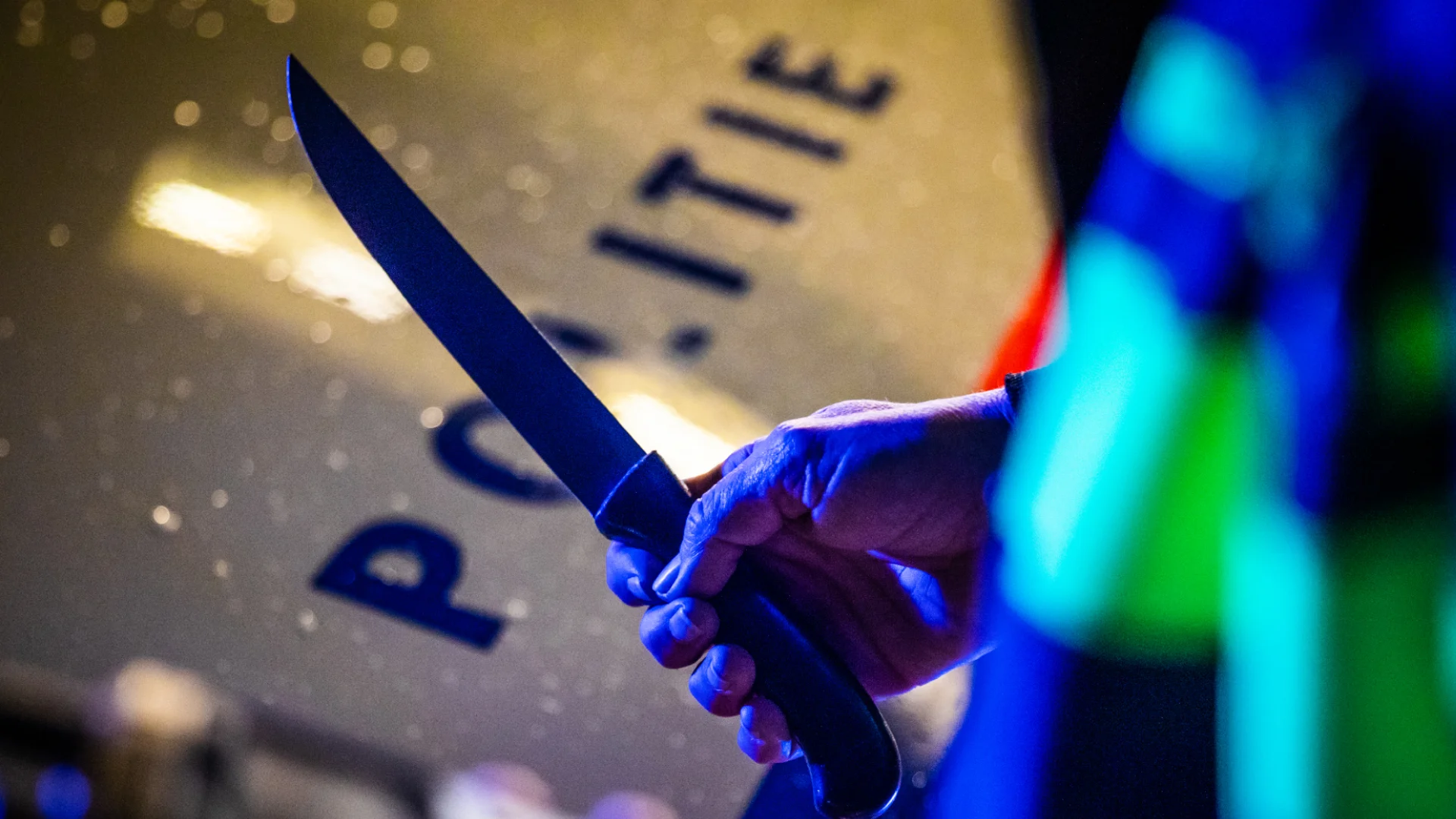 Schreeuwende man met mes aangehouden in Rotterdam