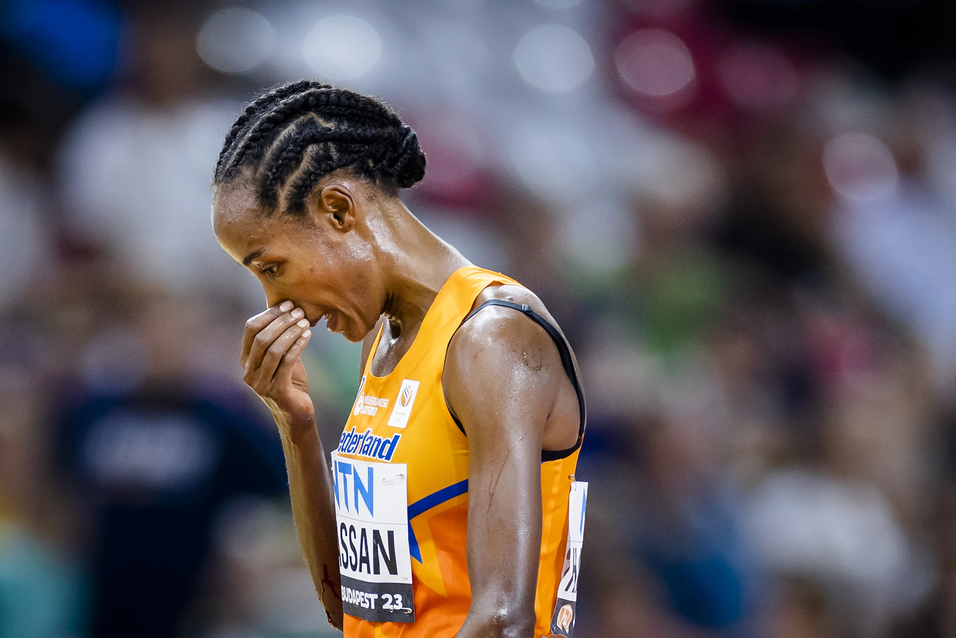 Drama in Boedapest: Sifan Hassan valt in leidende positie meters voor finish en loopt goud mis