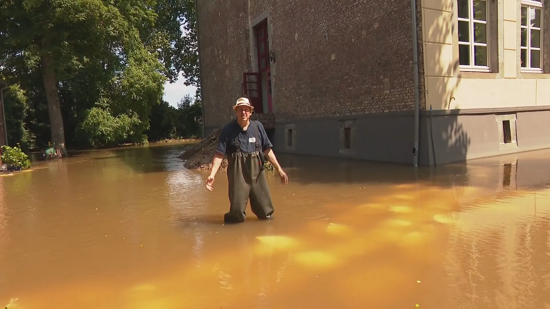 Kasteel Vlodrop loopt onder water: 'Het kwam zo hard, zo hoog. Alles is voor niets geweest'