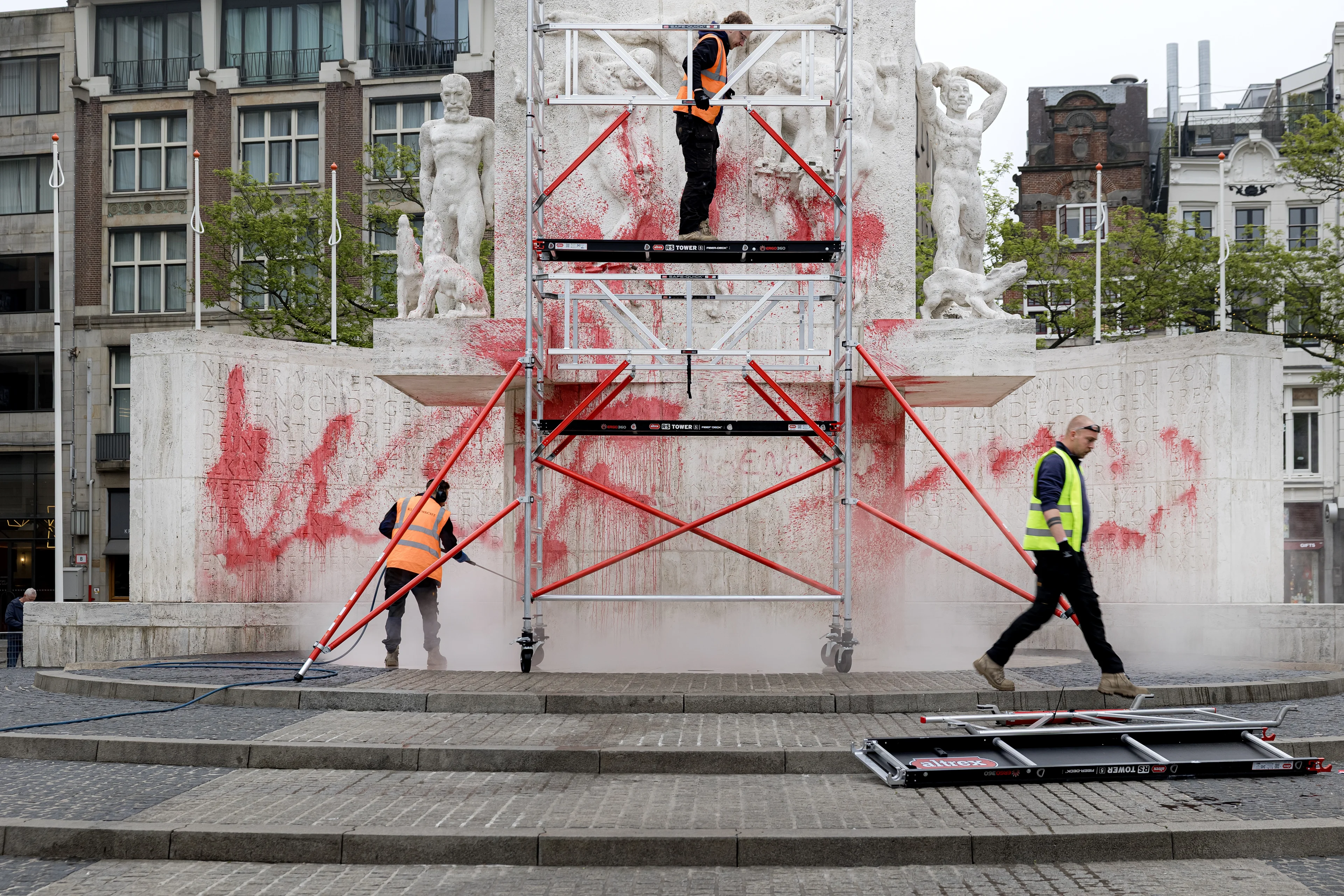 Nationaal Monument op de Dam beklad: 'Ongelooflijk laffe daad'