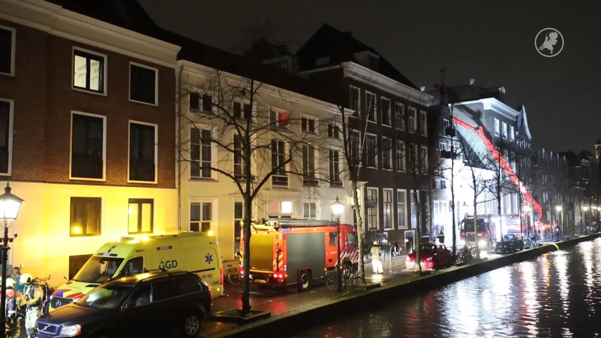 Brand in centrum Delft onder controle, een persoon nagekeken na rookinhalatie