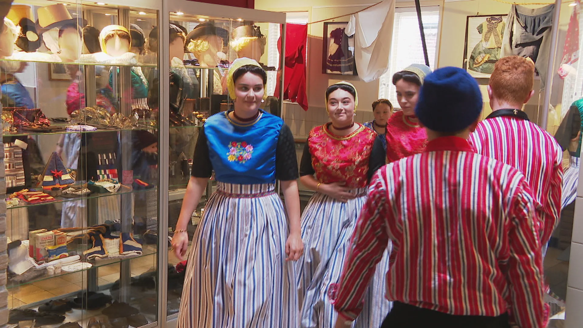 Jongeren op Urk staan in de rij voor traditionele klederdracht