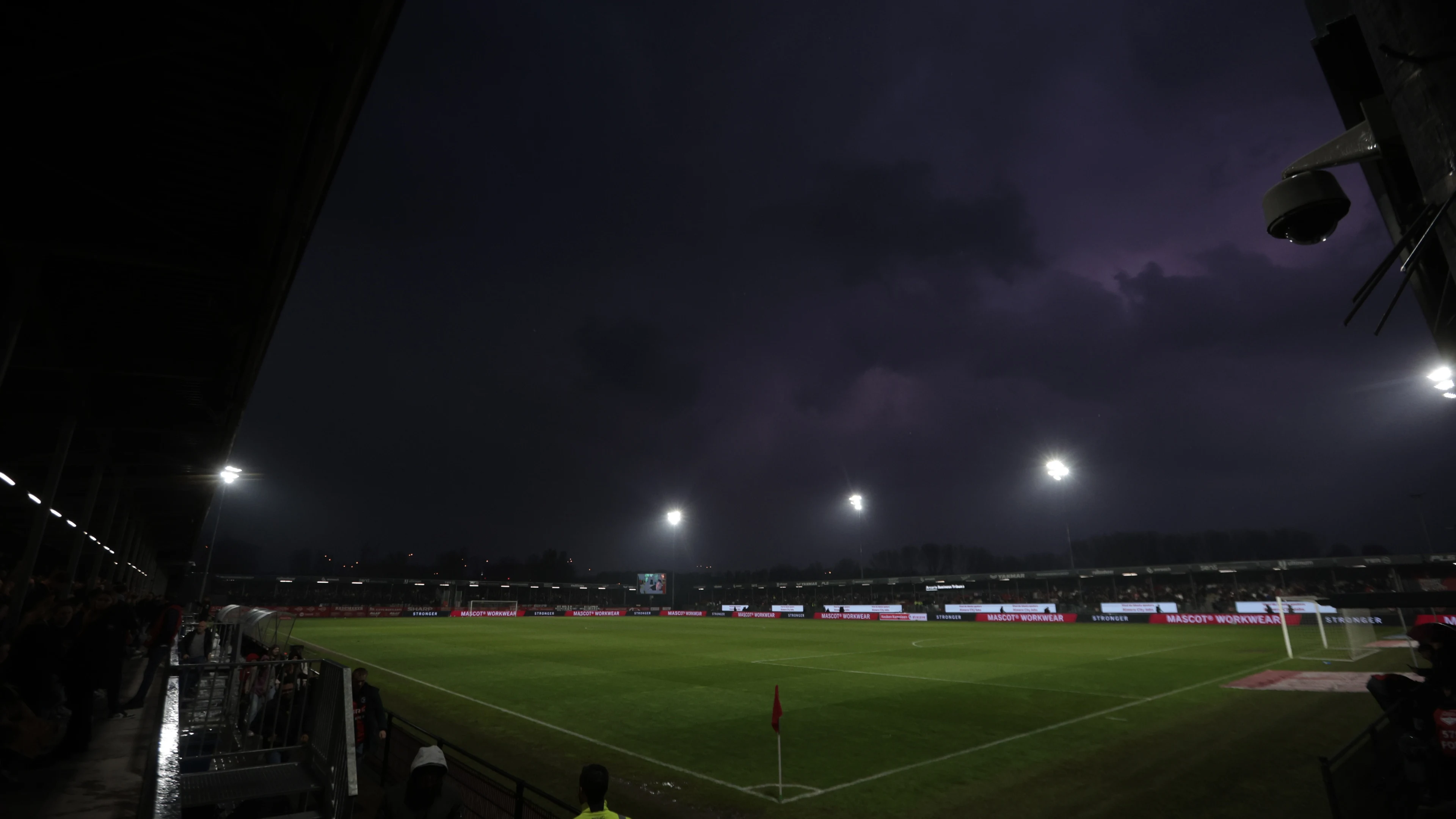 Onweer en hagel houden huis in Nederland: bliksem ingeslagen, spekgladde wegen
