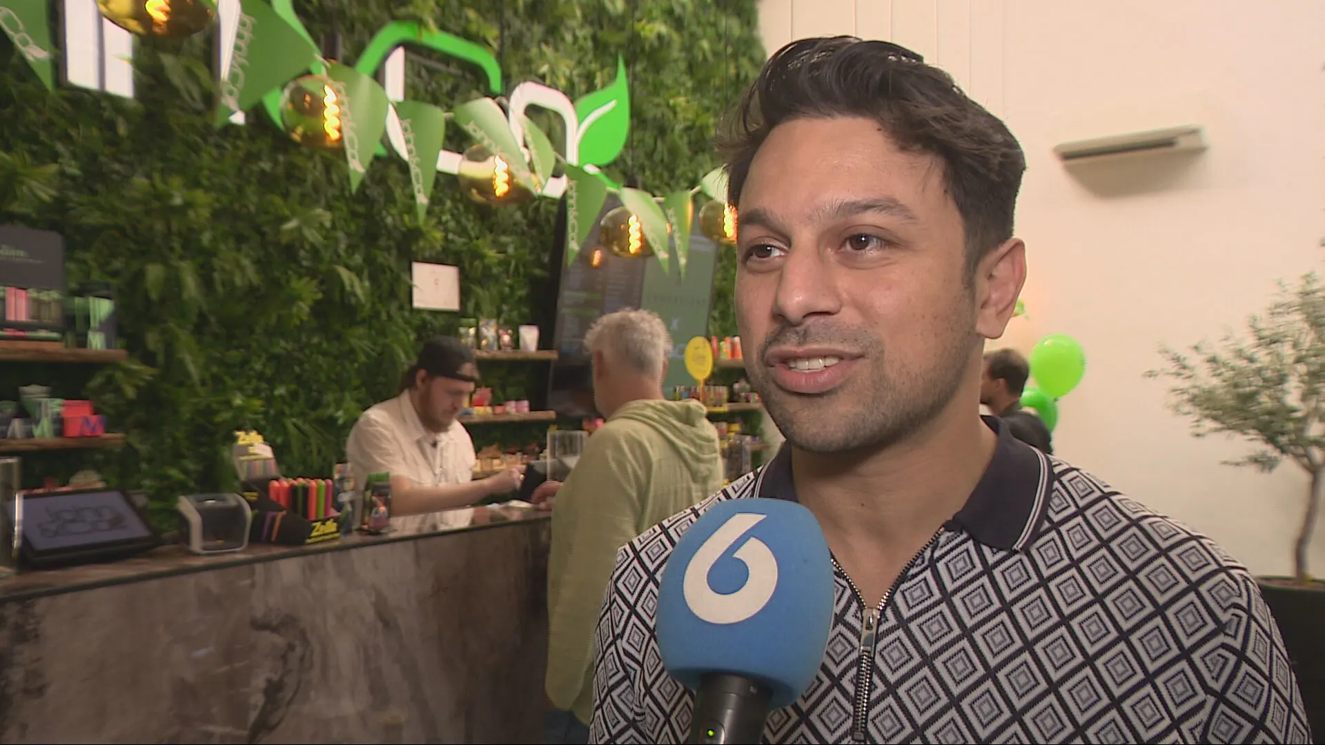 Coffeeshophouder Nizar razend enthousiast over wietexperiment: ‘Dit legitimeert mijn winkel’