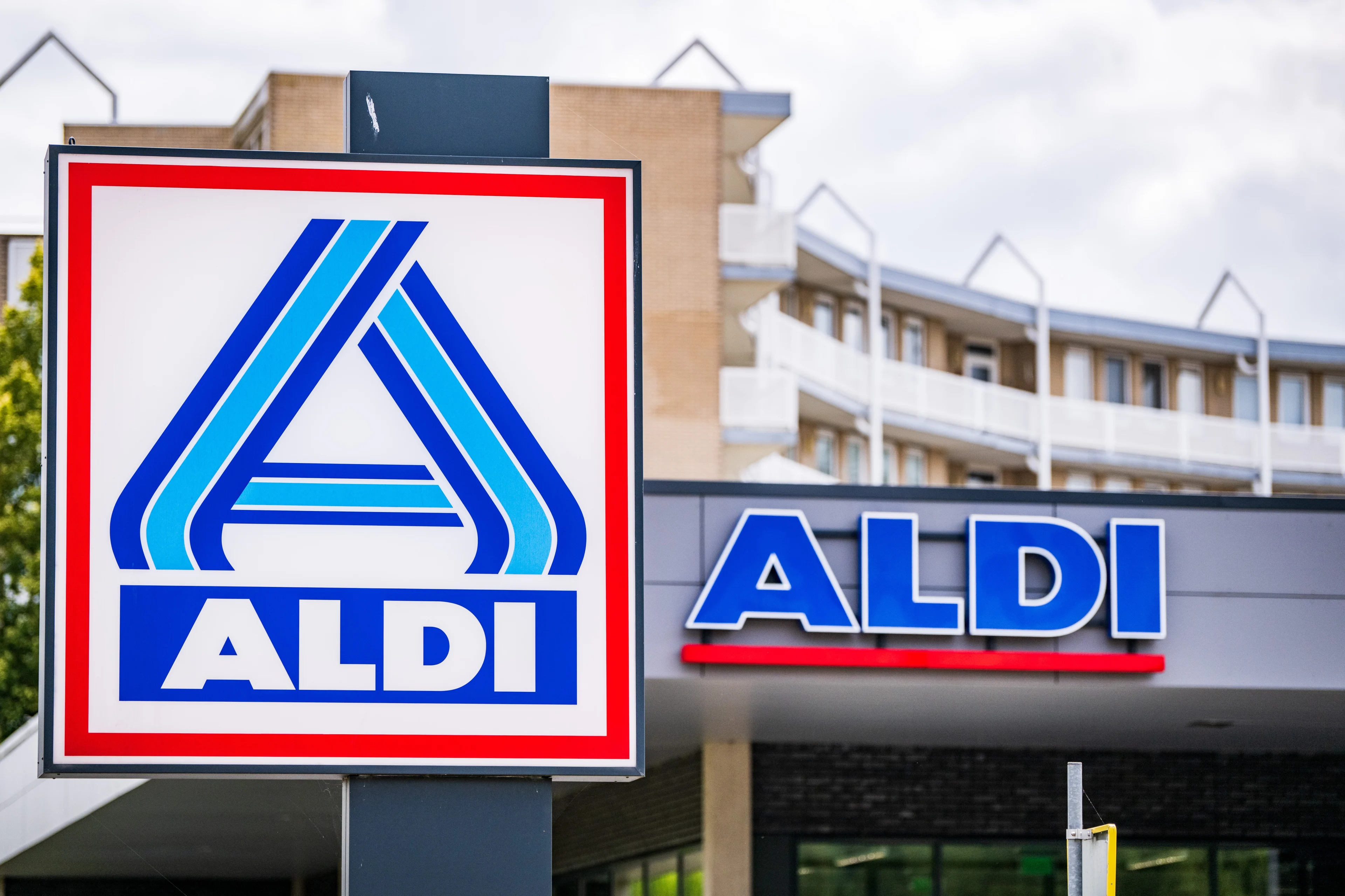 Onterecht ontslagen Aldi-medewerkster krijgt 60.000 euro mee
