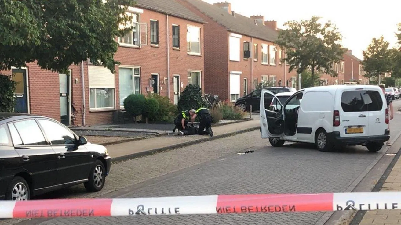Bestelbus rijdt met opzet in op woning Didam, bestuurder aangehouden