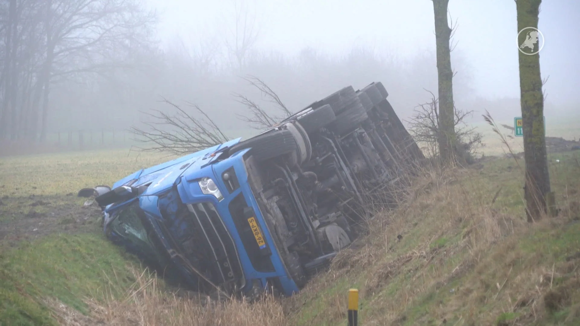 Betonwagen belandt in sloot: water ernstig vervuild