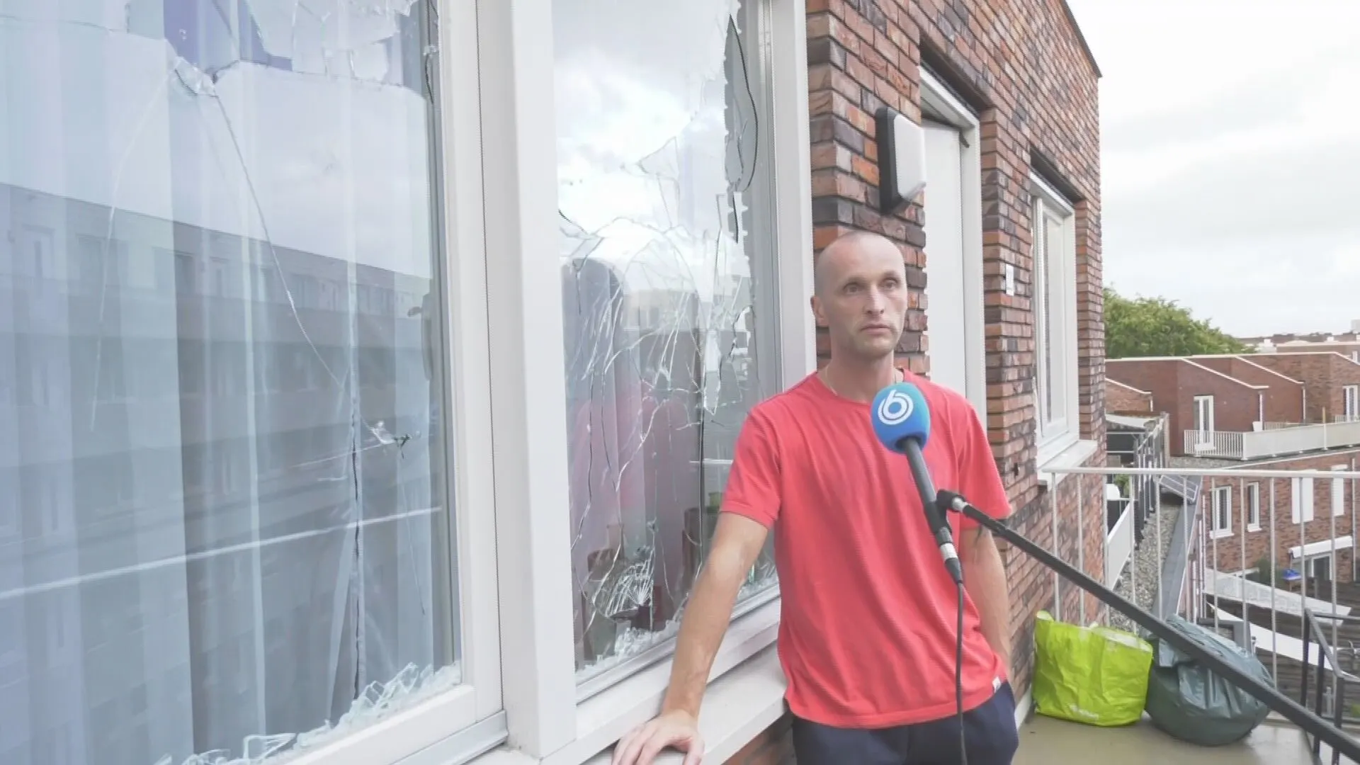 Buurtbewoners Amersfoort geschrokken van agressieve stenengooier op dak: 'Vlogen om mijn oren'