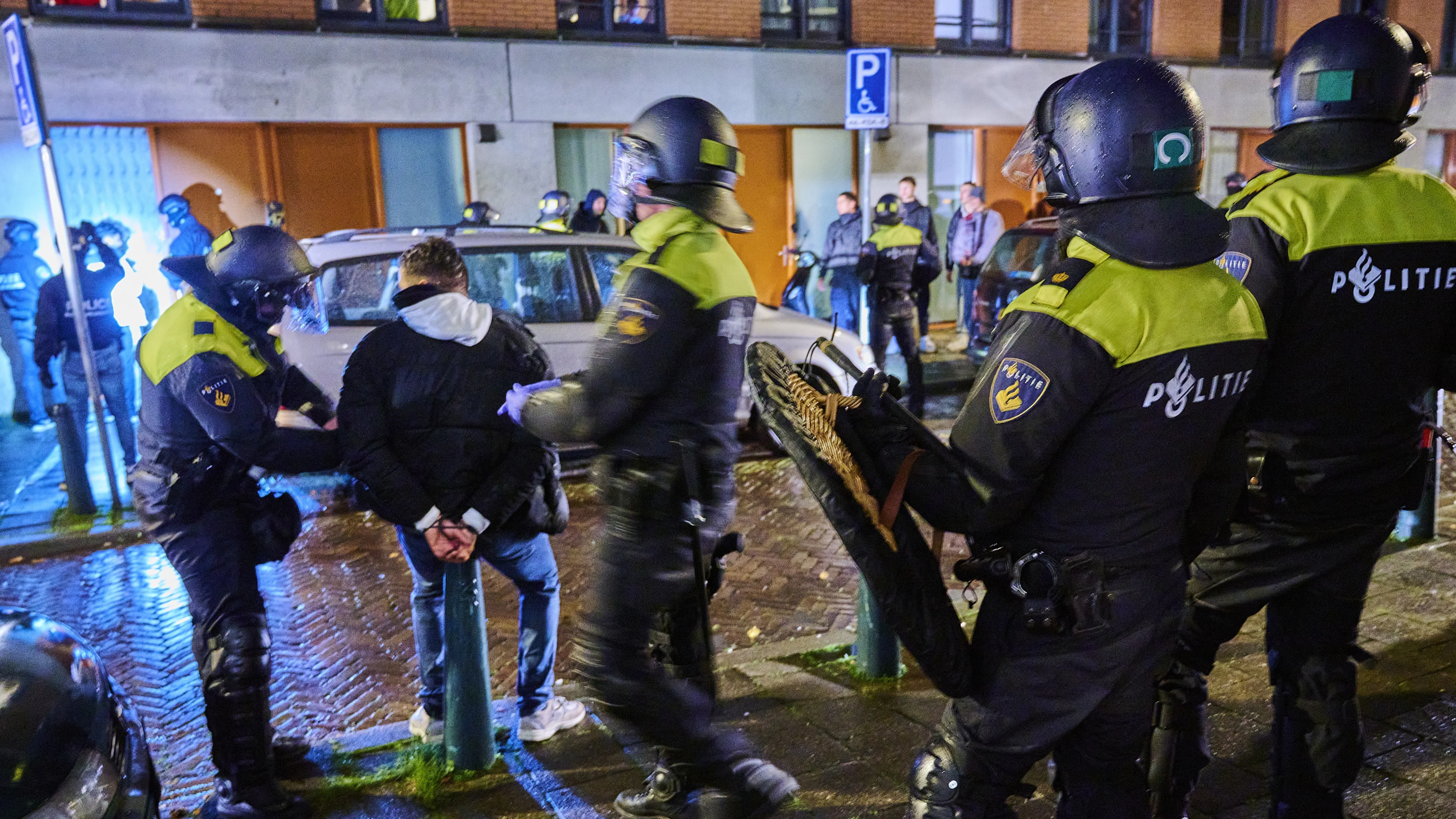 Hagenaar opgepakt voor vernieling en geweld na België - Marokko