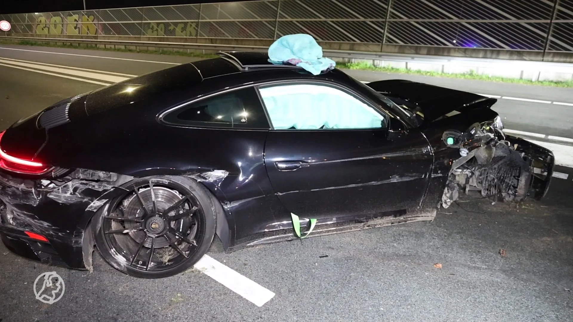 Porsche knalt bij Lijnden tegen vangrail, meerdere gewonden