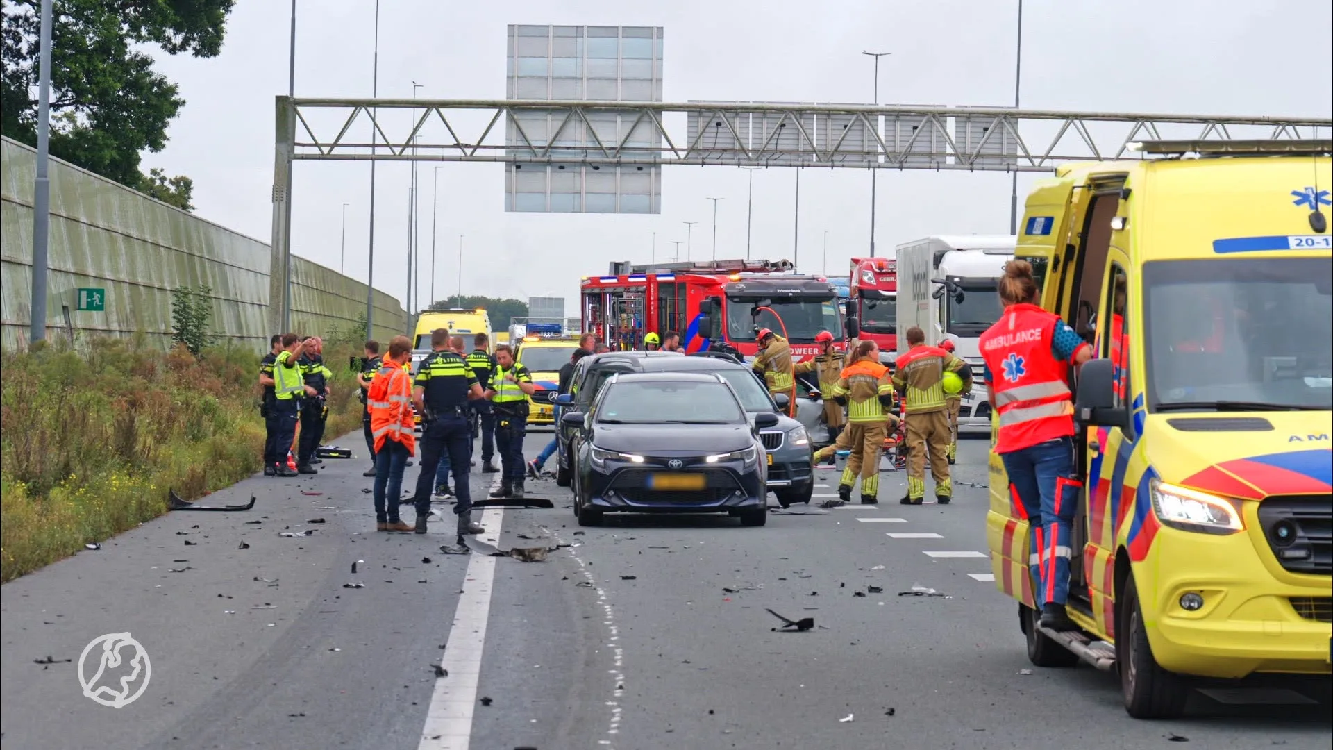 Brandweer moet vrouw uit auto redden na botsing