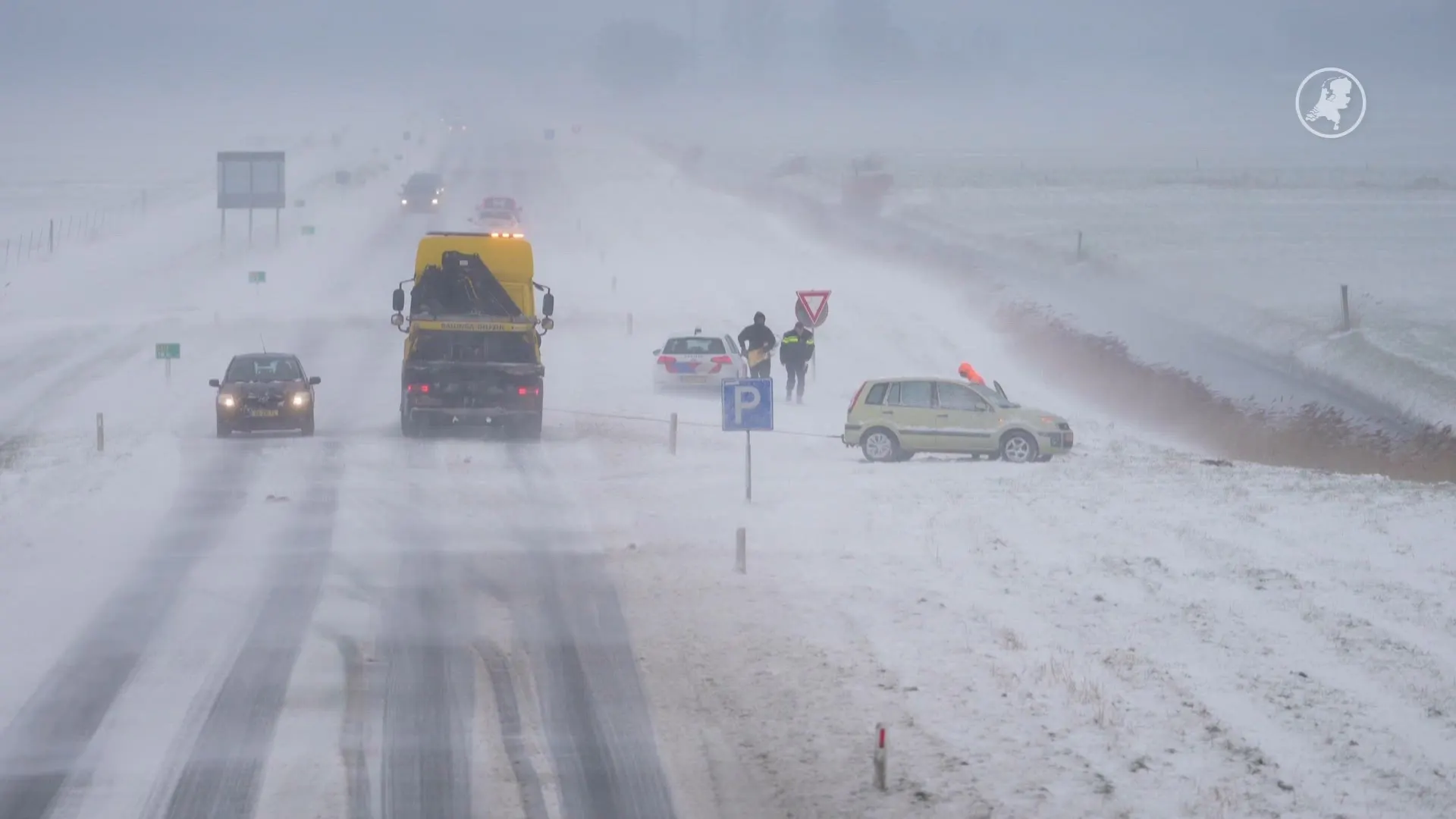 Winterweer slaat toe: wegen in noorden dicht door stuifsneeuw