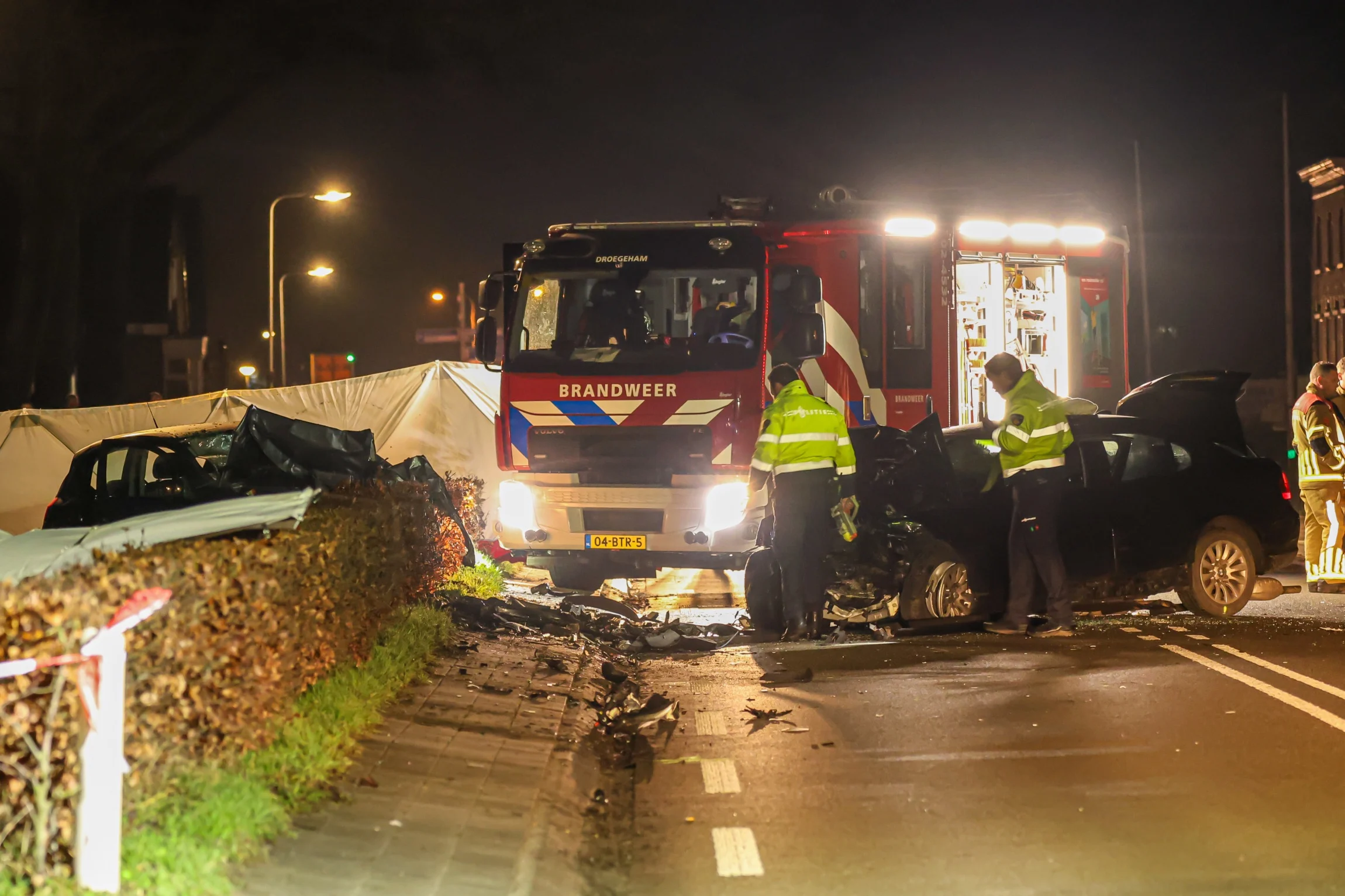 Meerdere mensen ernstig gewond door frontale botsing in Fries dorp