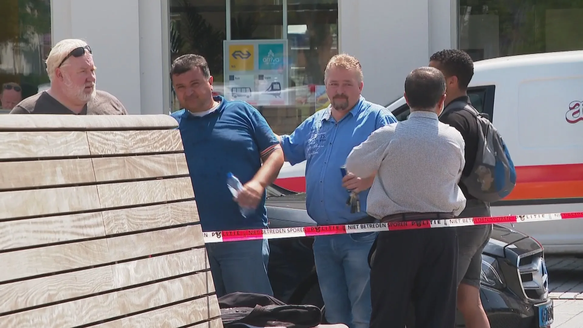 Heldhaftige taxichauffeurs trekken stekende man van slachtoffer in Leeuwarden