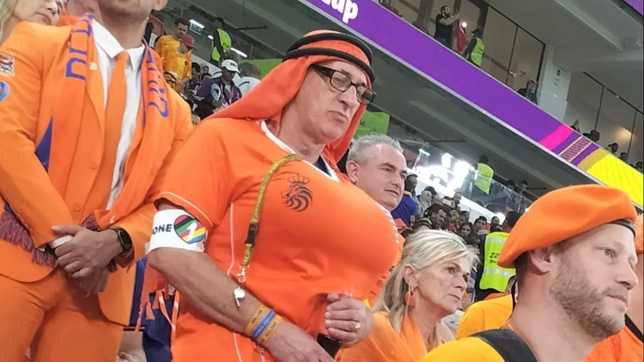 'Tietenman' in Qatar van stadionterrein afgezet vanwege OneLove-band, ook nepborsten afgenomen